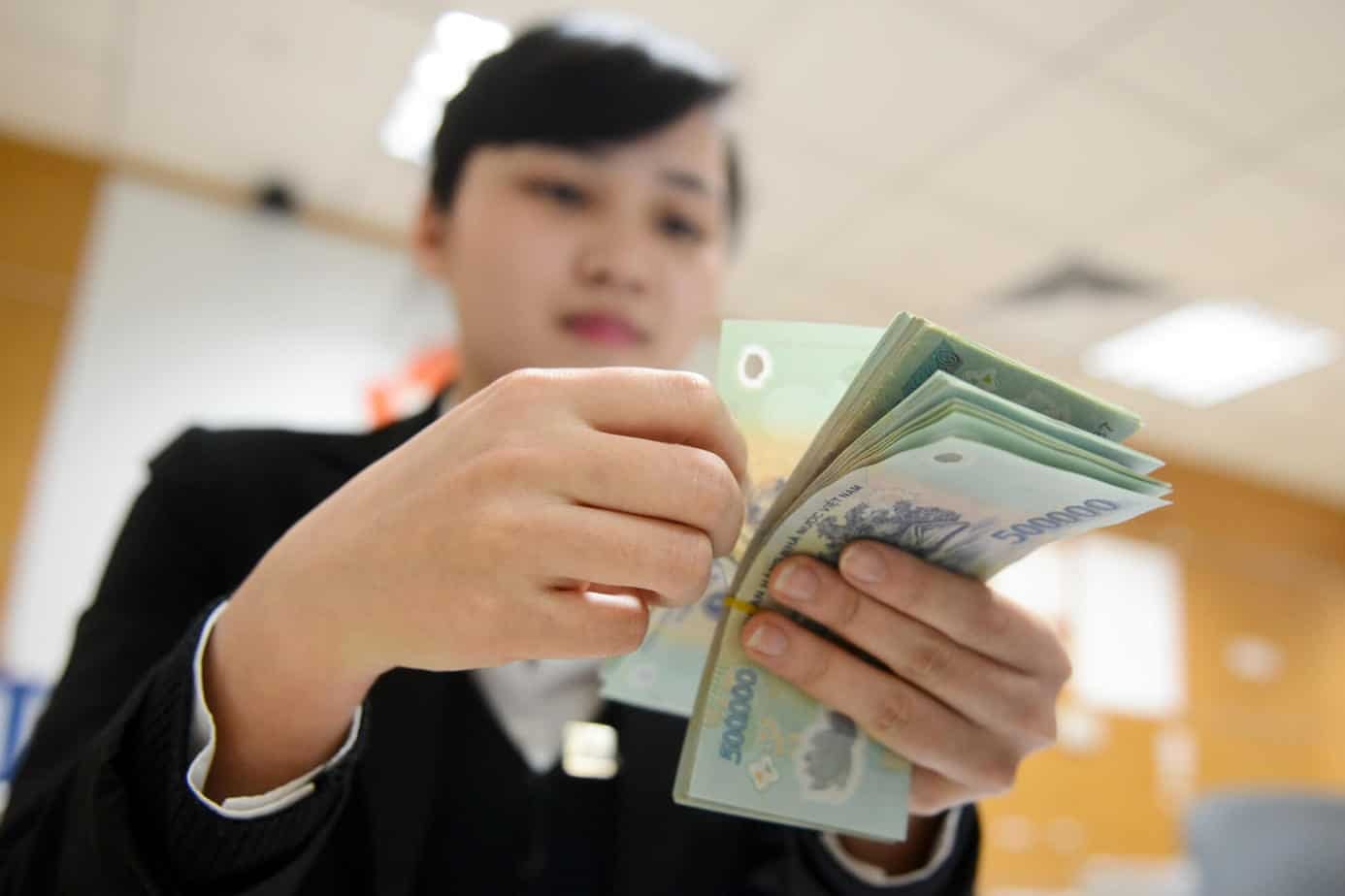 Đi vay tiền ngân hàng bị ép mua bảo hiểm: Có thể phạt ngân hàng đến nửa tỷ đồng