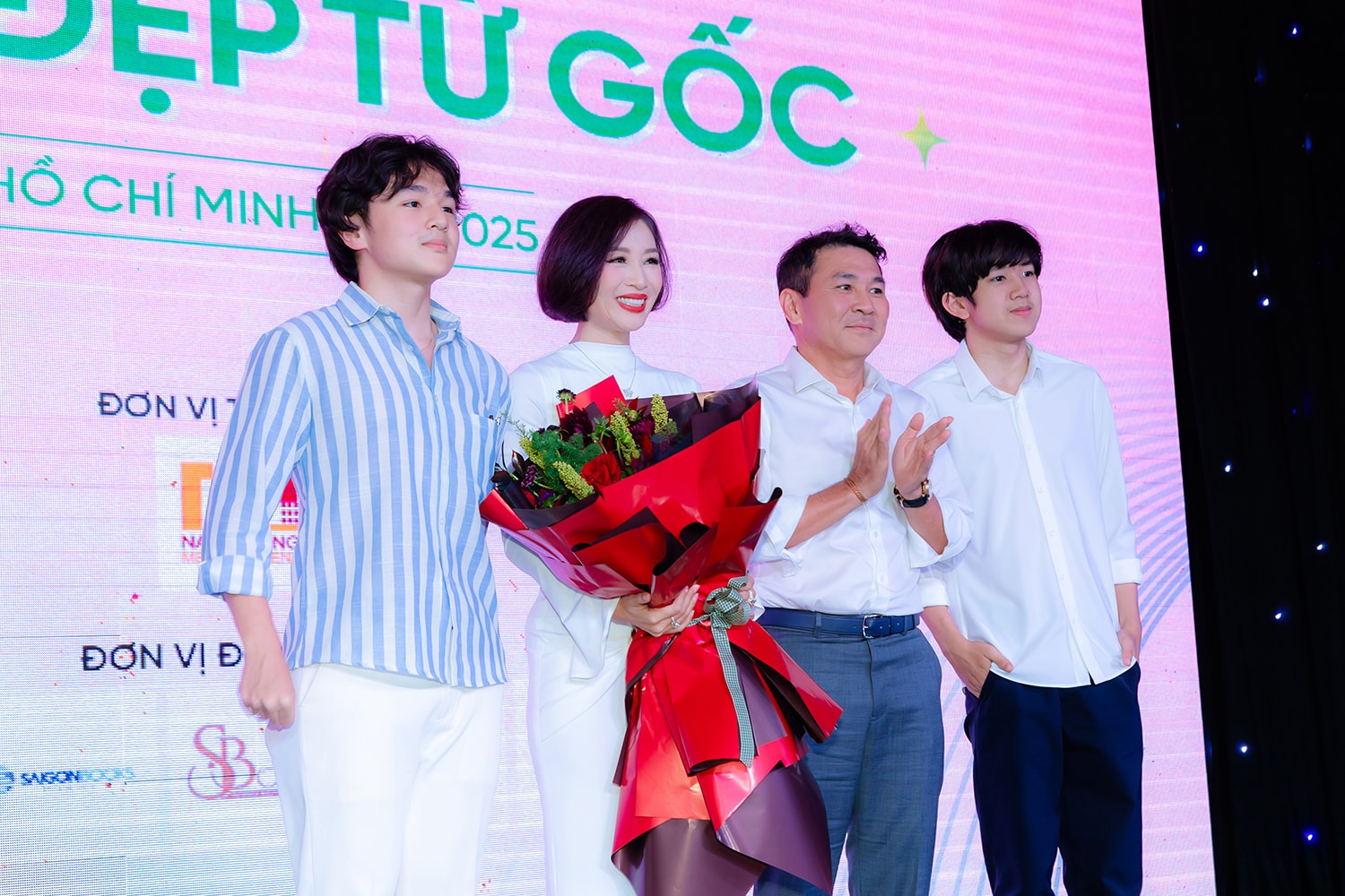 'Cô thư ký xinh đẹp' Thu Hương ra sao sau 30 năm đăng quang- Ảnh 2. 'Cô thư ký xinh đẹp' Thu Hương ra sao sau 30 năm đăng quang- Ảnh 2.
