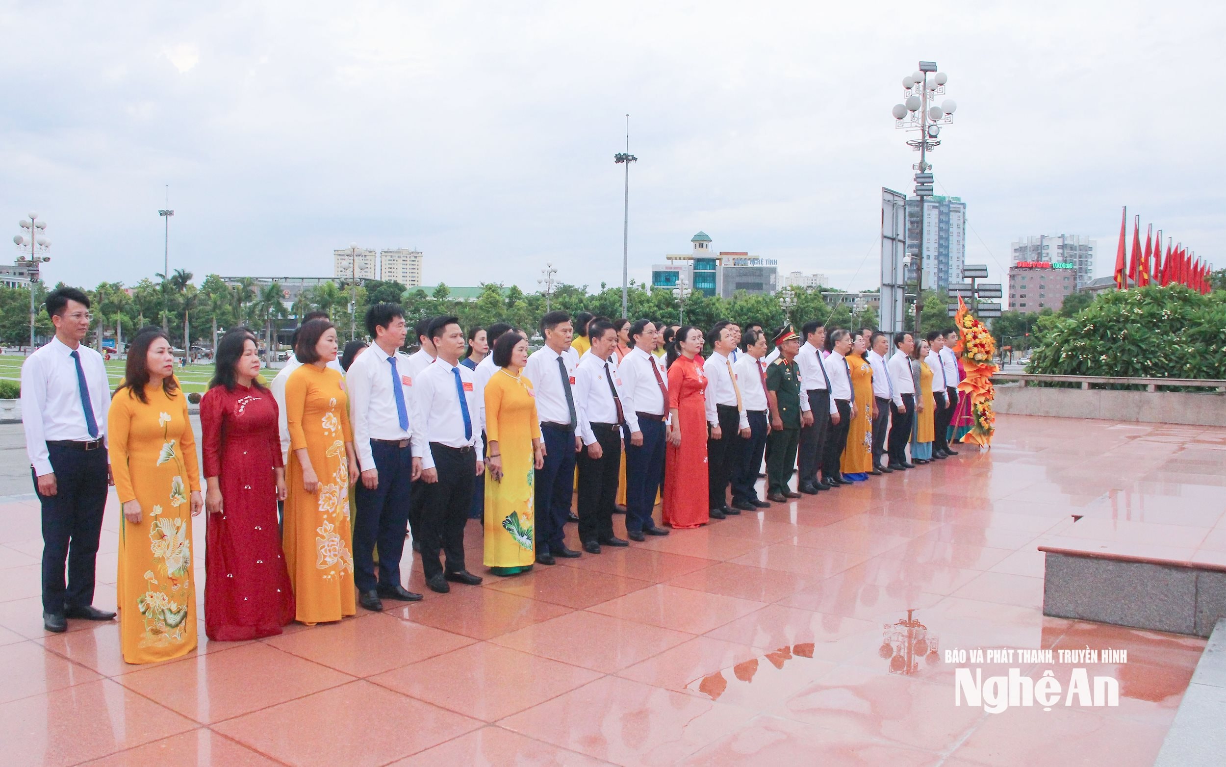 Các đại biểu dự Đại hội dâng hoa tưởng niệm Chủ tịch Hồ Chí MInh trước Tượng đài Bác tại Quảng trường