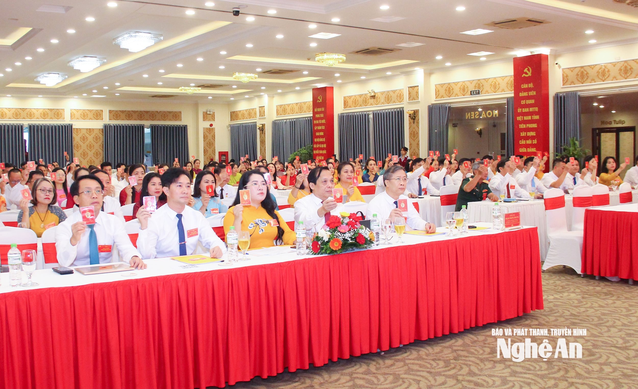 Các đại biểu quyết thông qua chương trình Đại hội. Ảnh Mai Hoa