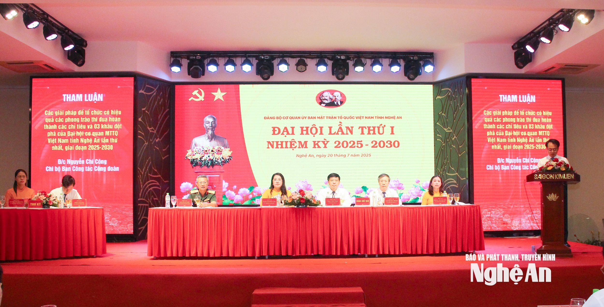  Đoàn Chủ tịch và Thư ký Đại hội. Ảnh Mai Hoa