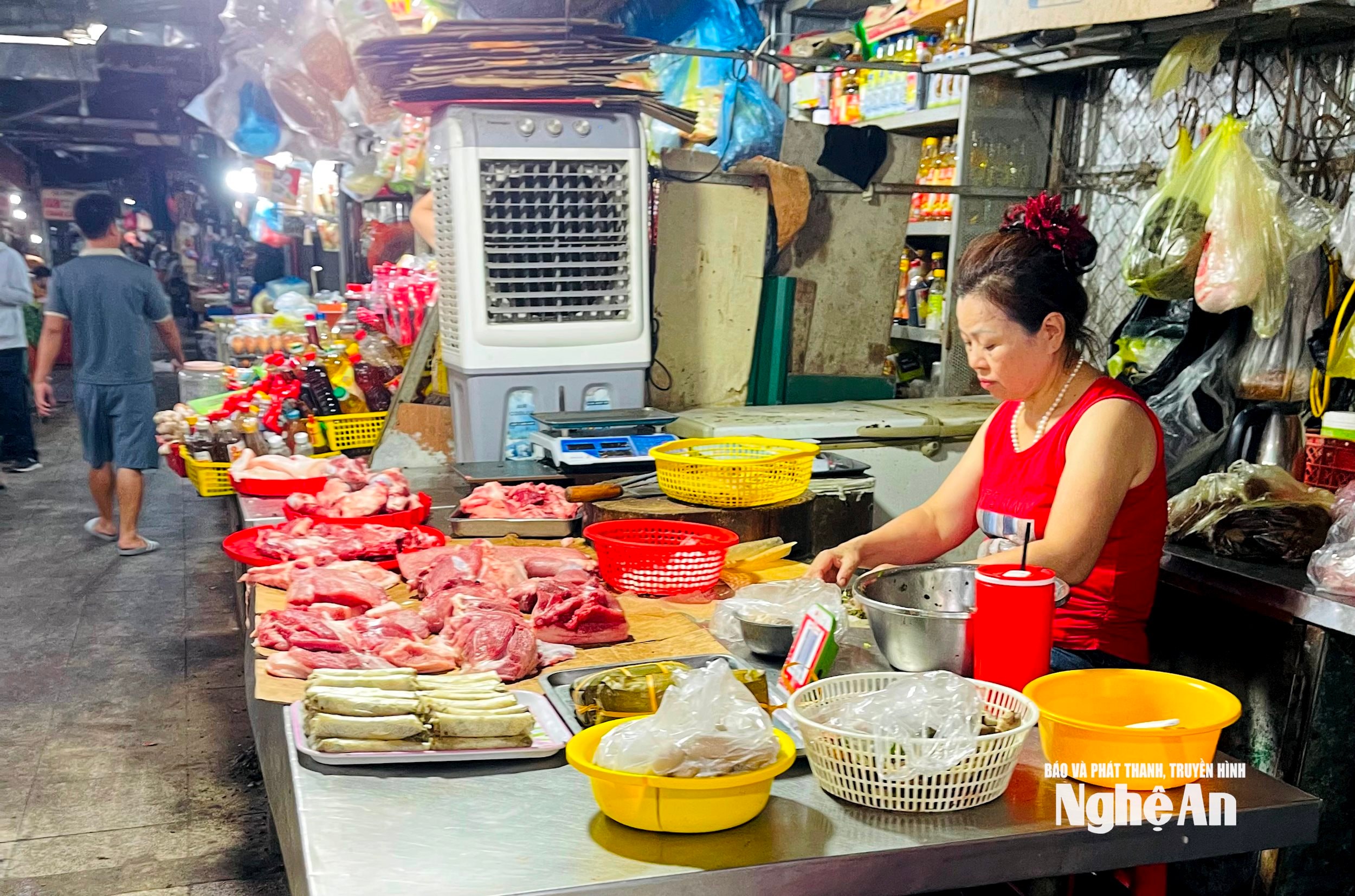 Các gian hàng thịt vắng người mua tại chợ đại học Vinh ảnh QA