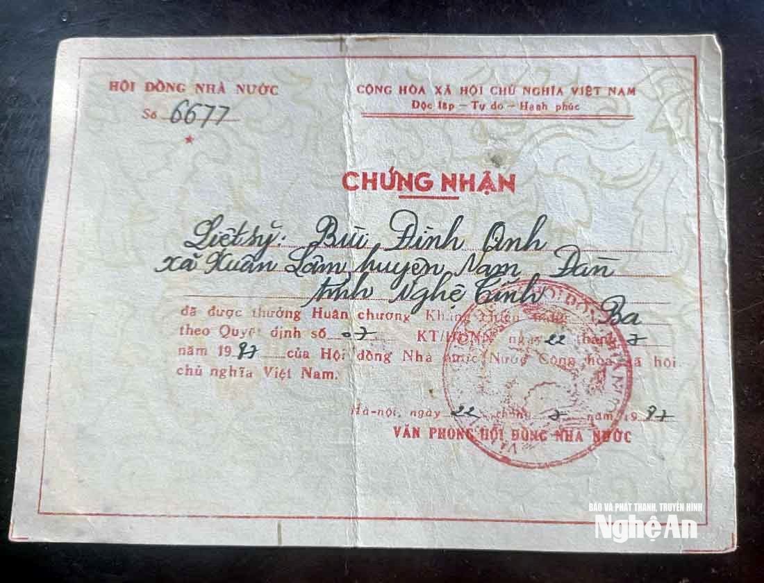 Giấy chứng nhận Liệt sĩ Bùi Đình Anh được trao tặng Huân chương Kháng chiến Hạng Ba. Ảnh: Thanh Quỳnh