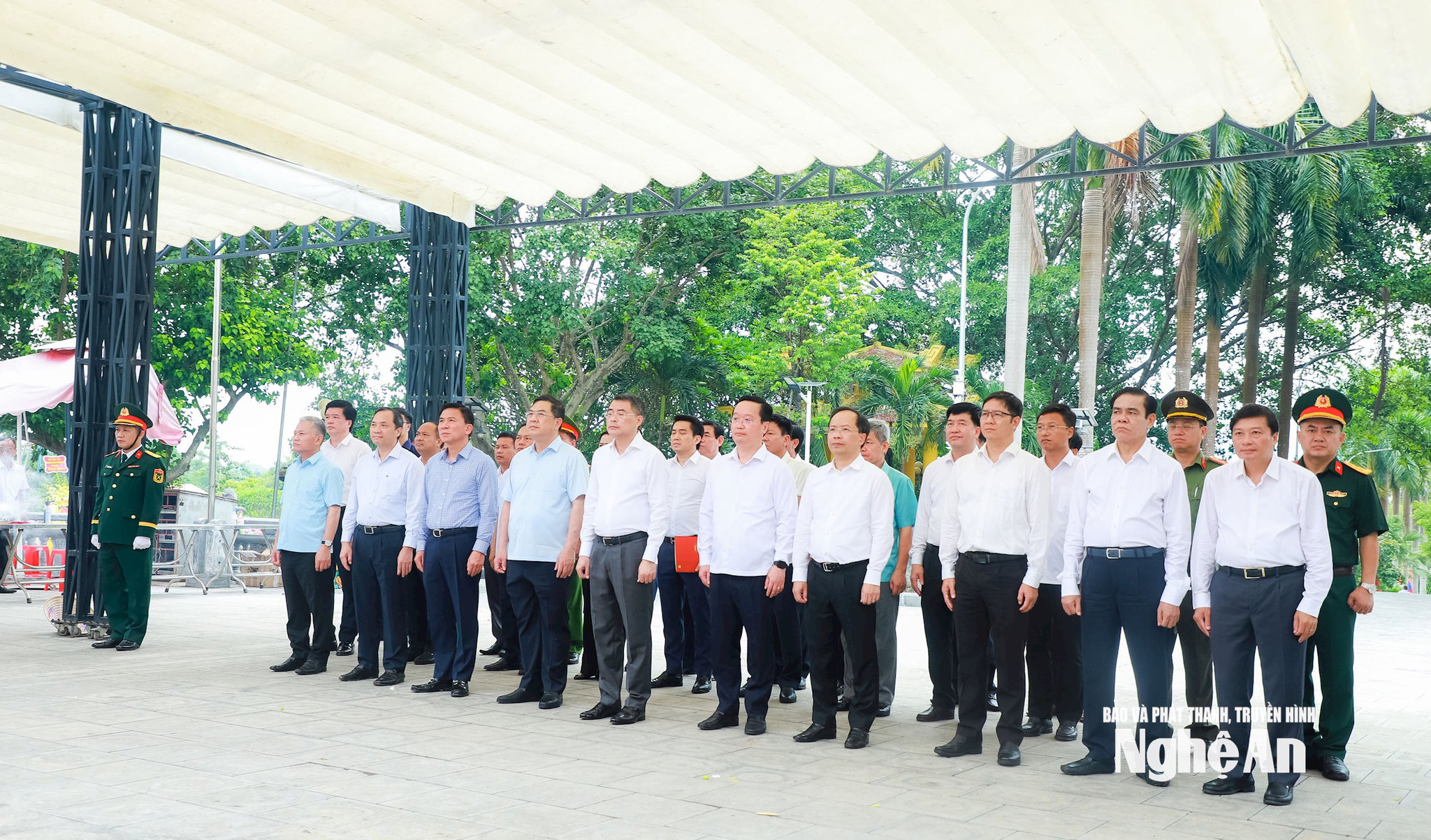 Trưởng ban Tổ chức Trung ương Lê Minh Hưng dâng hương tưởng niệm các Anh hùng liệt sĩ tại Nghệ An