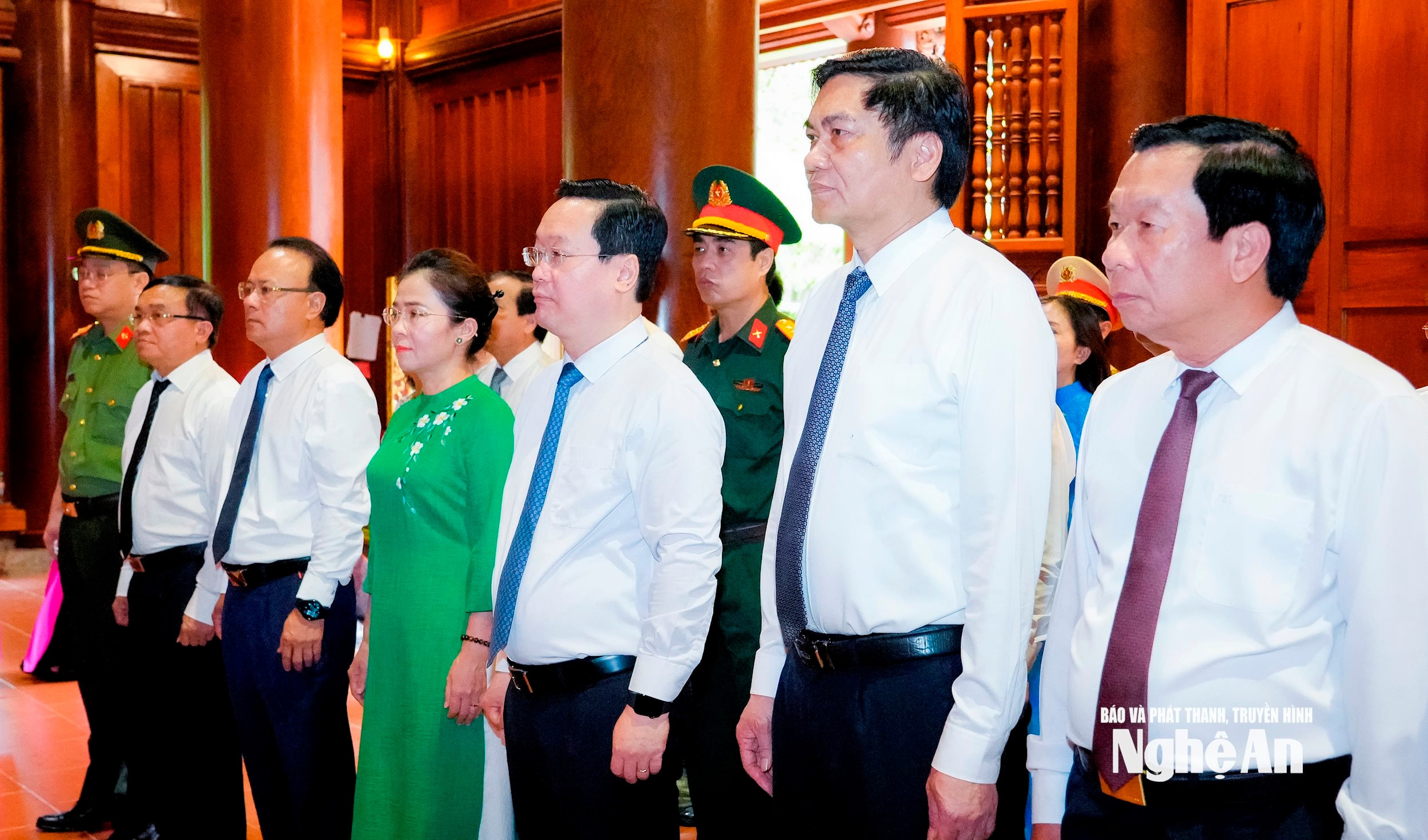 Lãnh đạo tỉnh Nghệ An dâng hoa, dâng hương tưởng niệm Chủ tịch Hồ Chí Minh và các Anh hùng liệt sĩ