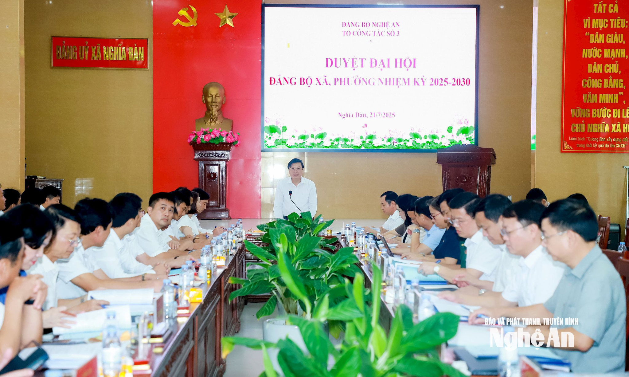 Chủ tịch UBND tỉnh Lê Hồng Vinh chủ trì duyệt đại hội đảng bộ các xã: Nghĩa Hưng, Nghĩa Lâm, Nghĩa Mai
