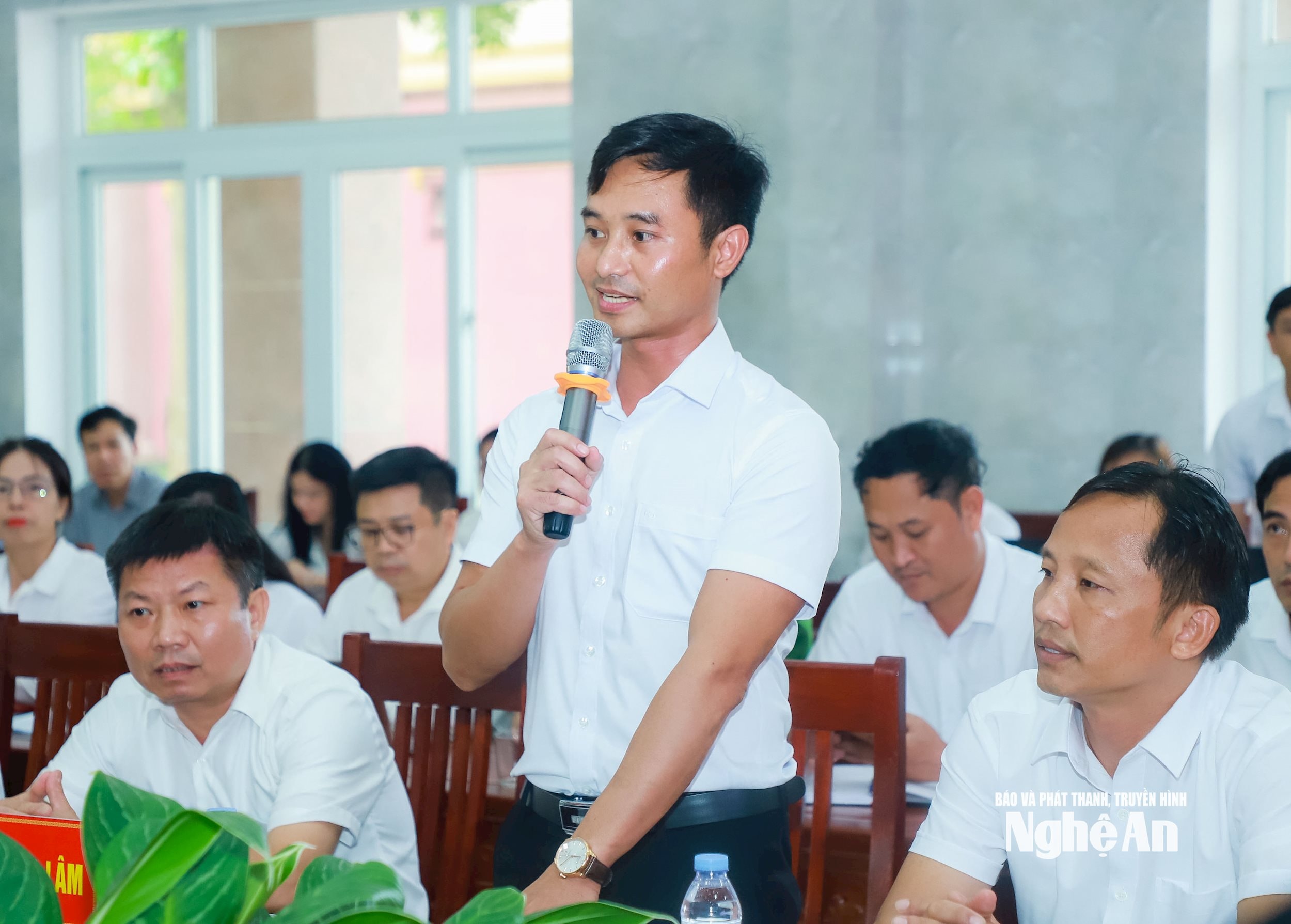 Đồng chí Phan Văn Hiển - Bí thư Đảng ủy, Chủ tịch HĐND xã Nghĩa Lâm phát biểu tại cuộc làm việc. Ảnh: Thành Duy