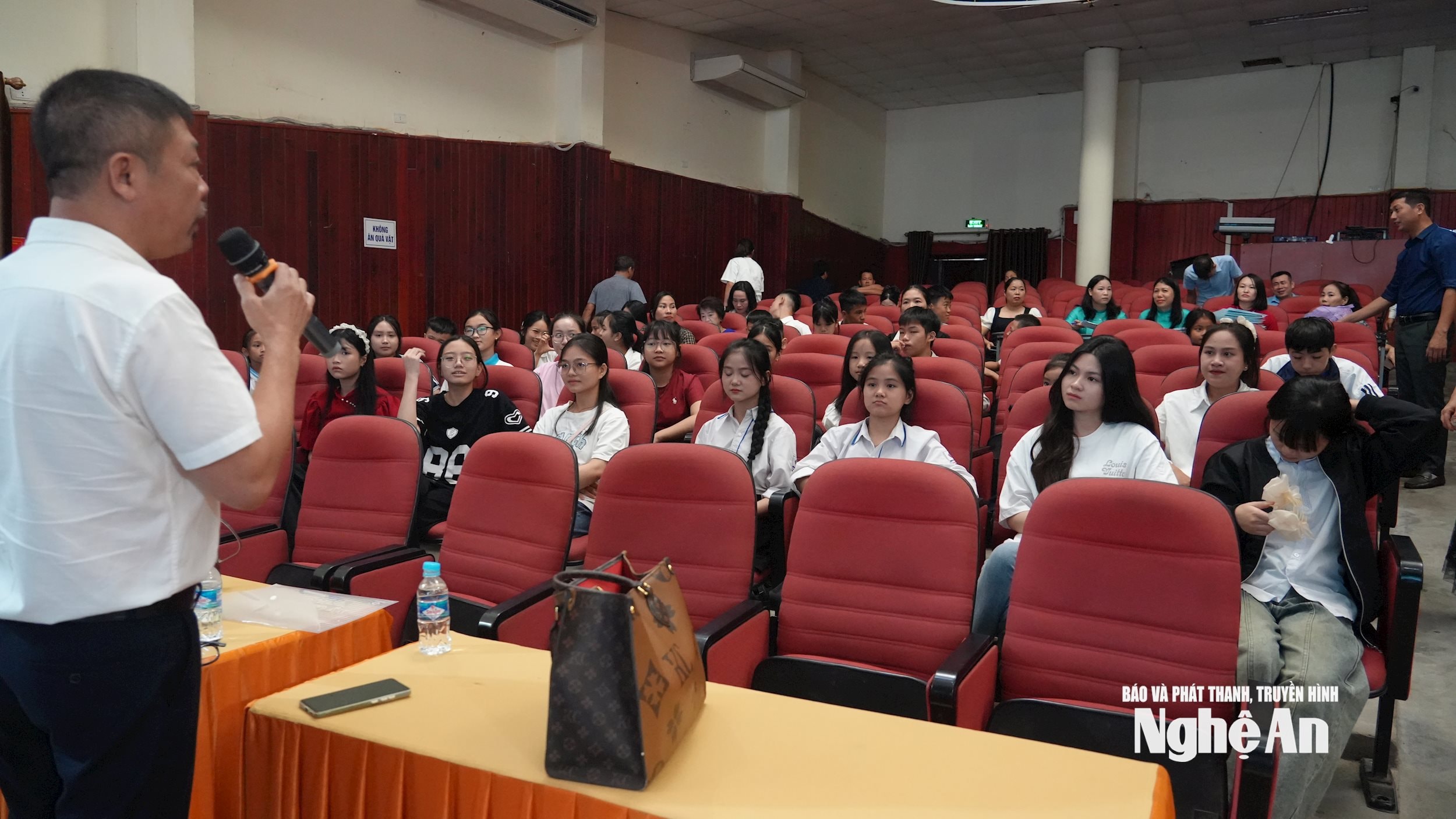 Ngay sau lễ khai giảng lớp học đã được triển khai