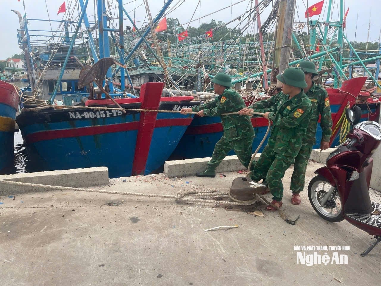 Đồn Biên phòng Quỳnh Phương cũng đã huy động lực lượng đến các địa bàn tuyên truyền, kêu gọi tàu thuyền vào tránh trú bão; phối hợp sắp xếp tàu thuyền neo đậu đảm bảo an toàn. Ảnh Anh Bách