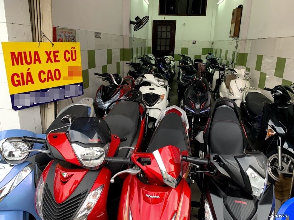 Xe máy xăng cũ rớt giá thê thảm, xe máy điện bùng nổ trên thị trường