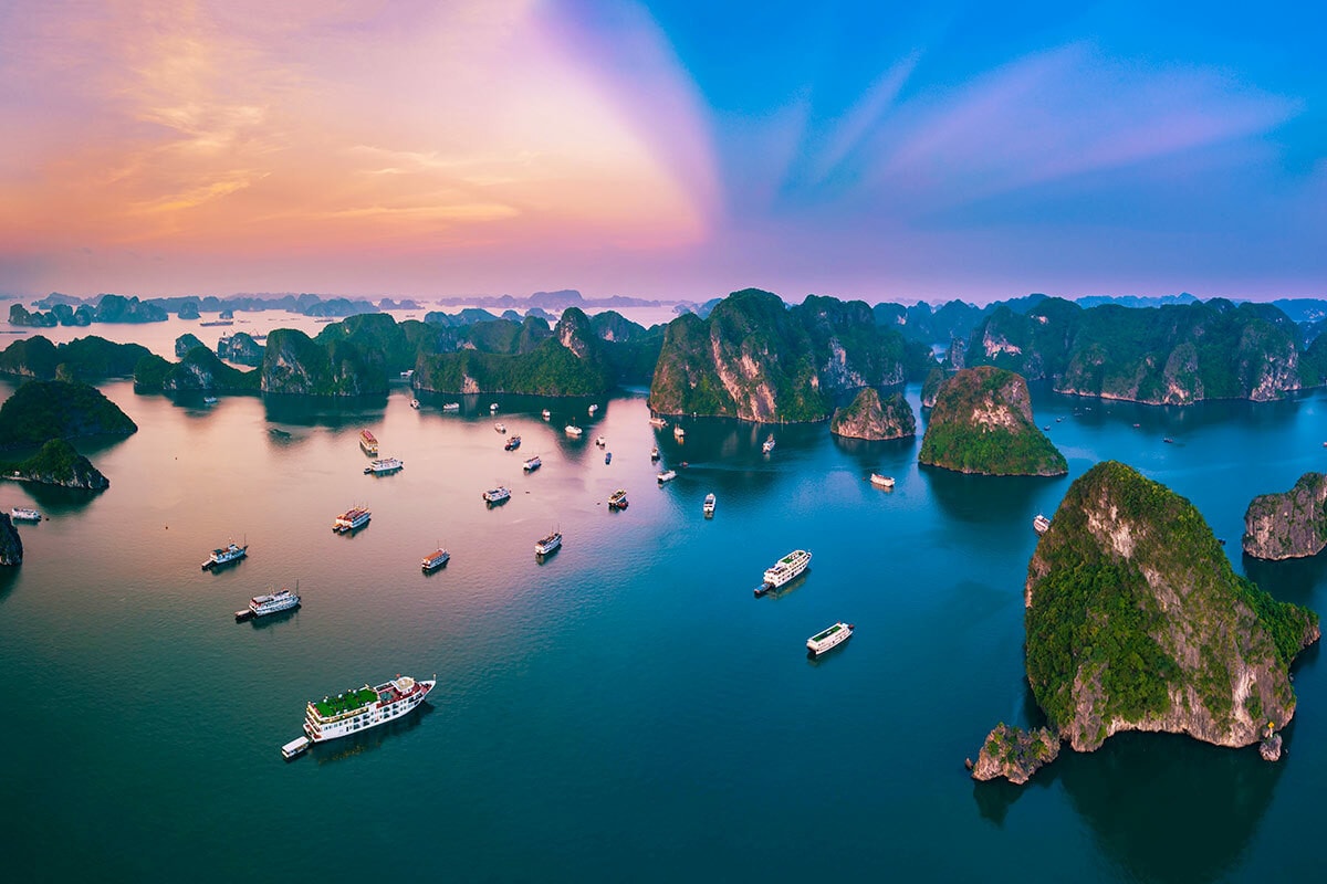Vịnh Hạ Long tạm dừng tàu khách từ 20/7, Ninh Bình siết chặt an toàn du lịch trước bão số 3