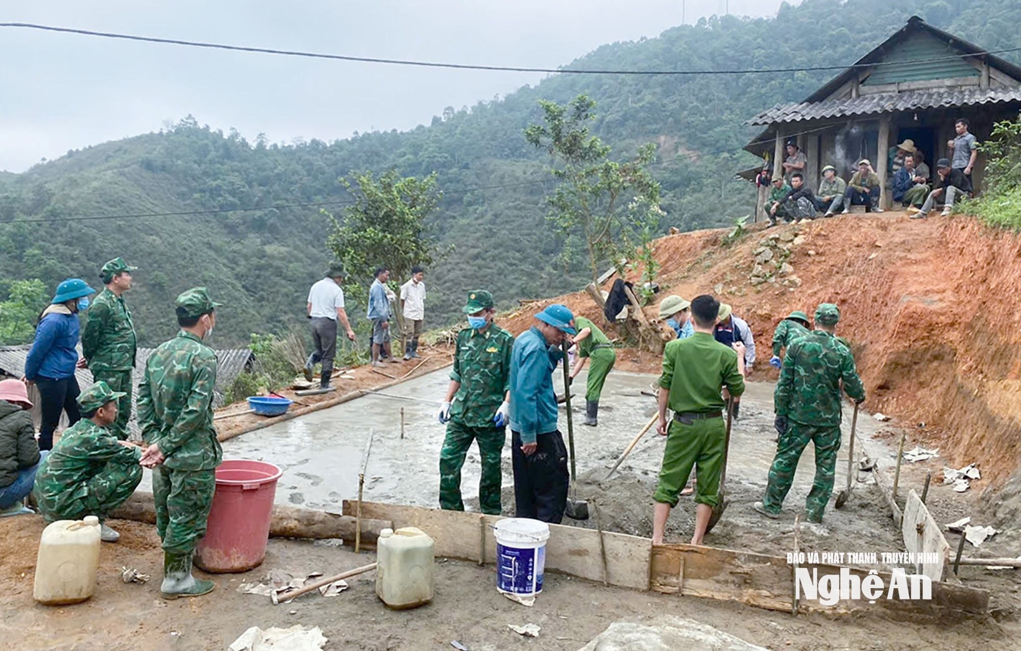 Xã Na Loi huy động các lực lượng vũ trang và nhân dân làm nền nhà cho người dân. Ảnh: Mai Hoa
