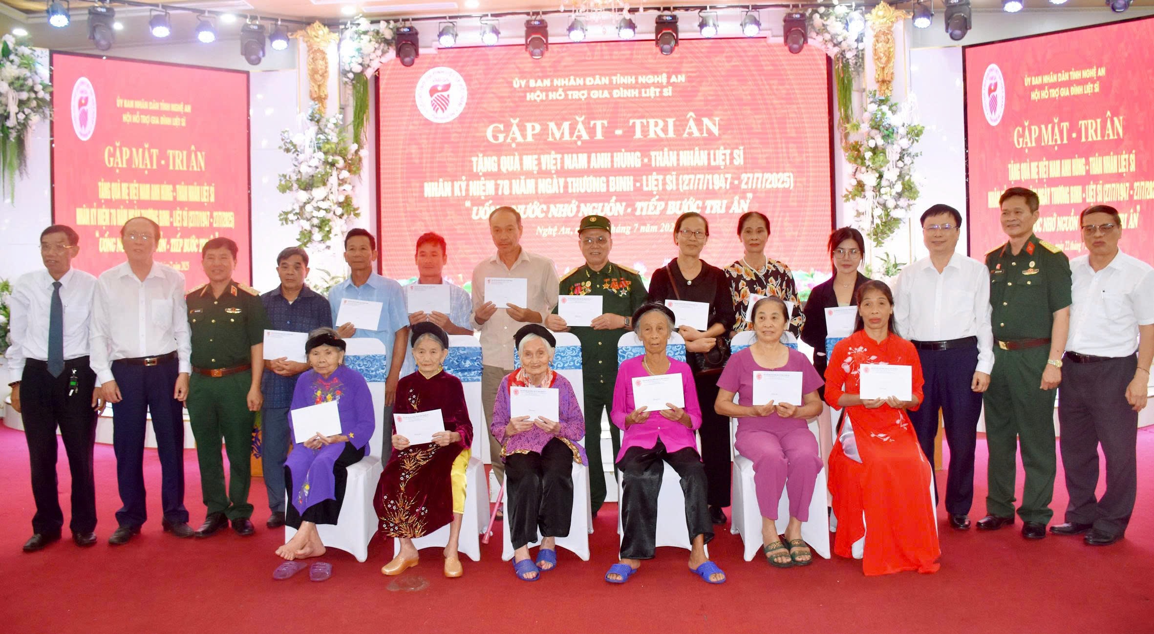 Trao quà Mẹ VNAH