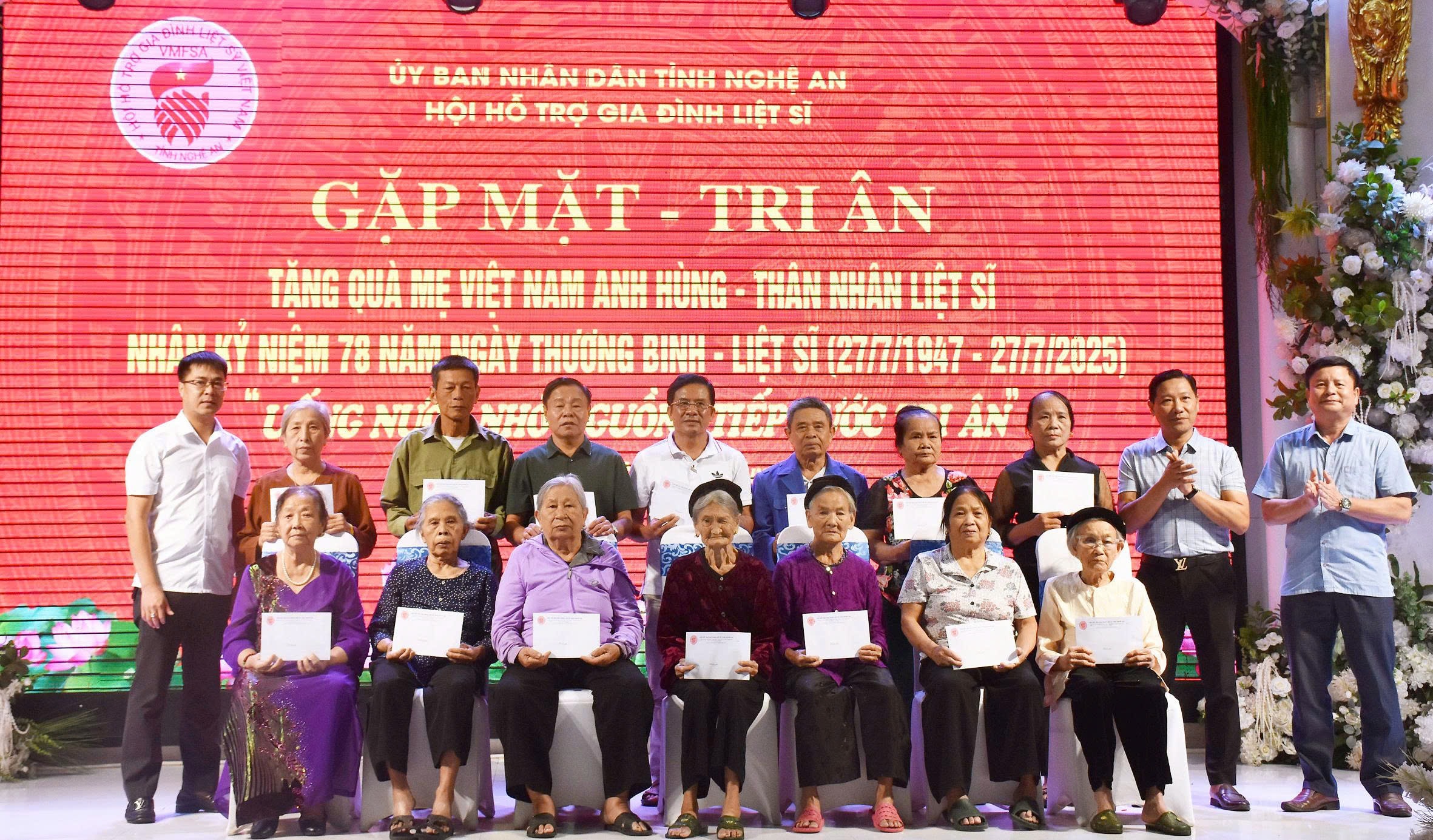 Trao quà thân nhân liệt sĩ