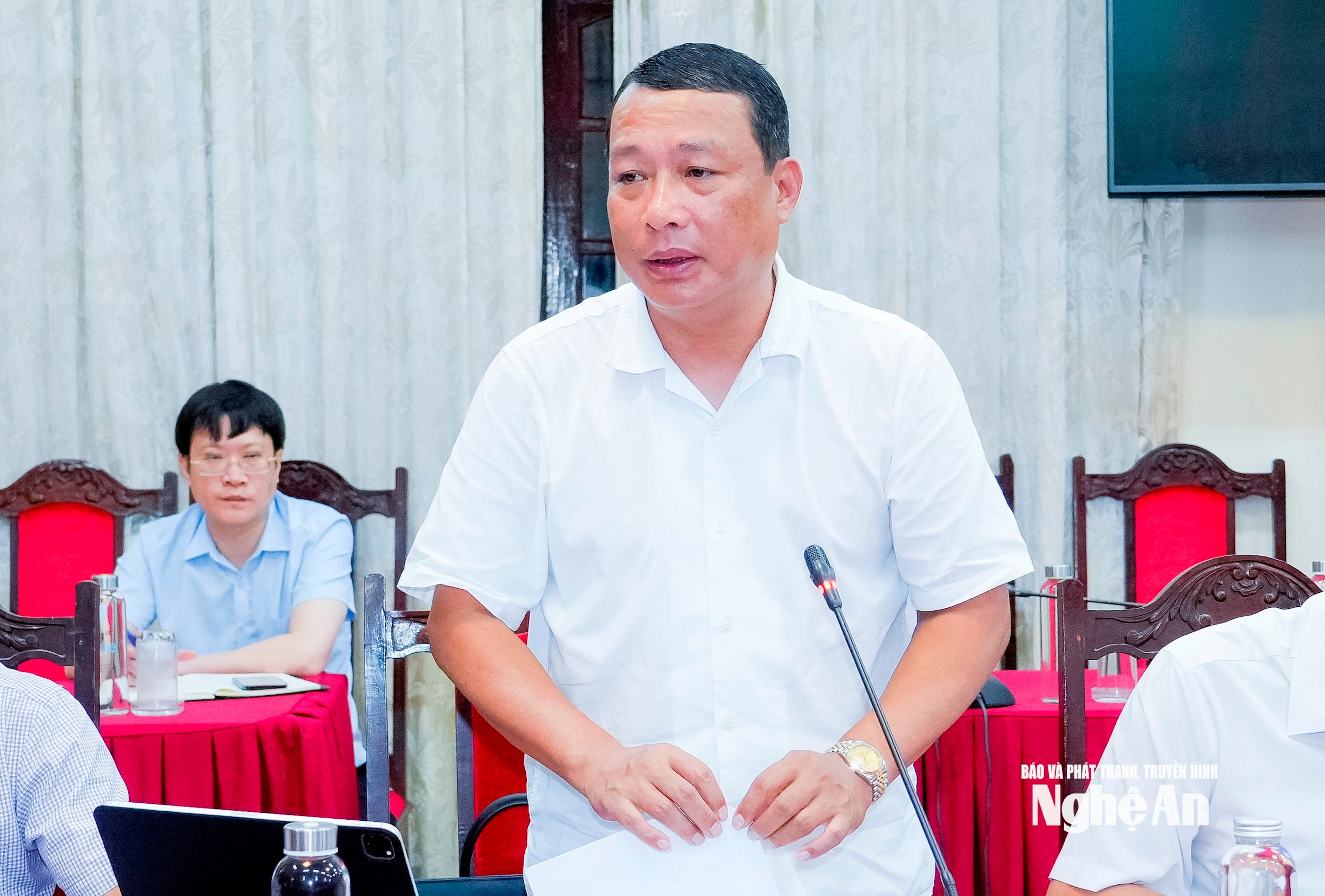 Đồng chí Phạm Hồng Quang - Ủy viên Ban Chấp hành Đảng bộ tỉnh,Giám đốc Sở Xây dựng đóng góp ý kiến vào nội dung Đại hội Đảng bộ phường Trường Vinh. Ảnh: Phạm Bằng