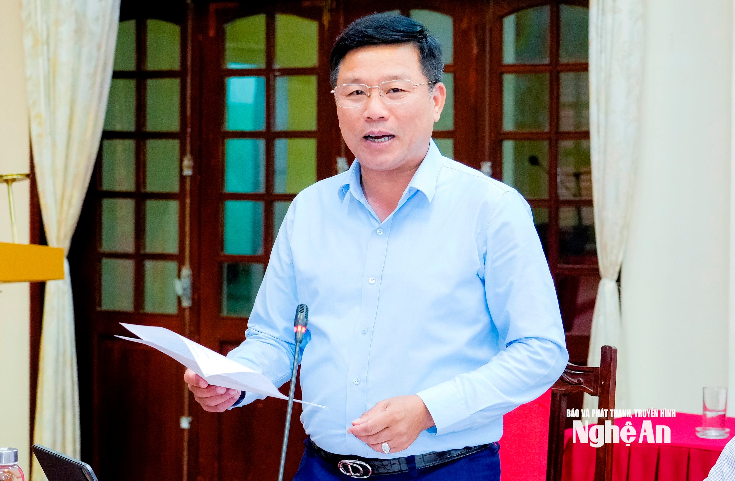 Đồng chí Hoàng Phú Hiền - Ủy viên Ban Chấp hành Đảng bộ tỉnh, Phó Chủ tịch UBND tỉnh đóng góp ý kiến vào nội dung Đại hội Đảng bộ phường Trường Vinh. Ảnh: Phạm Bằng
