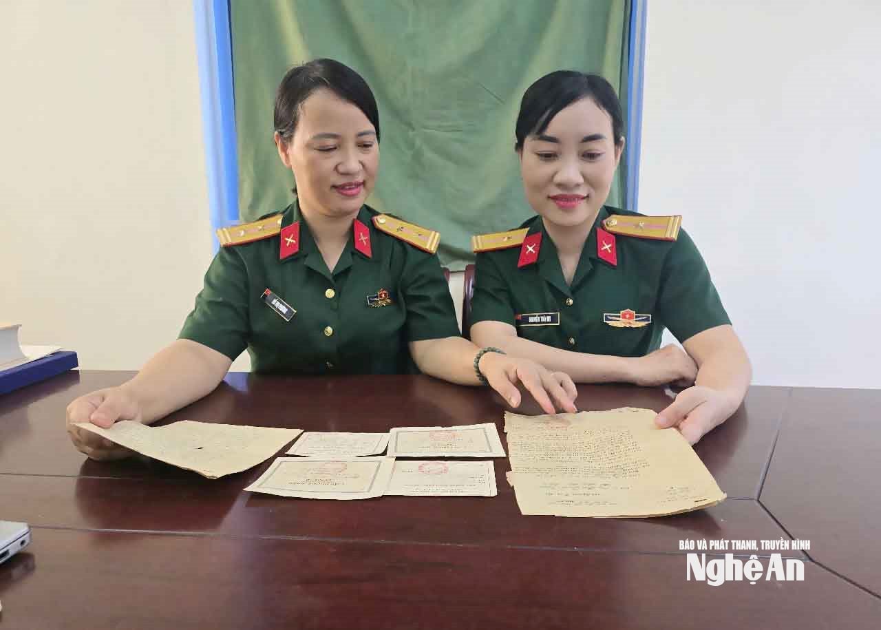 Cán bộ Bảo tàng Quân khu 4 bên các kỷ vật của liệt sĩ Bùi Đình Anh mà gia đình đã trao tặng cho bảo tàng. Ảnh: Thanh Quỳnh
