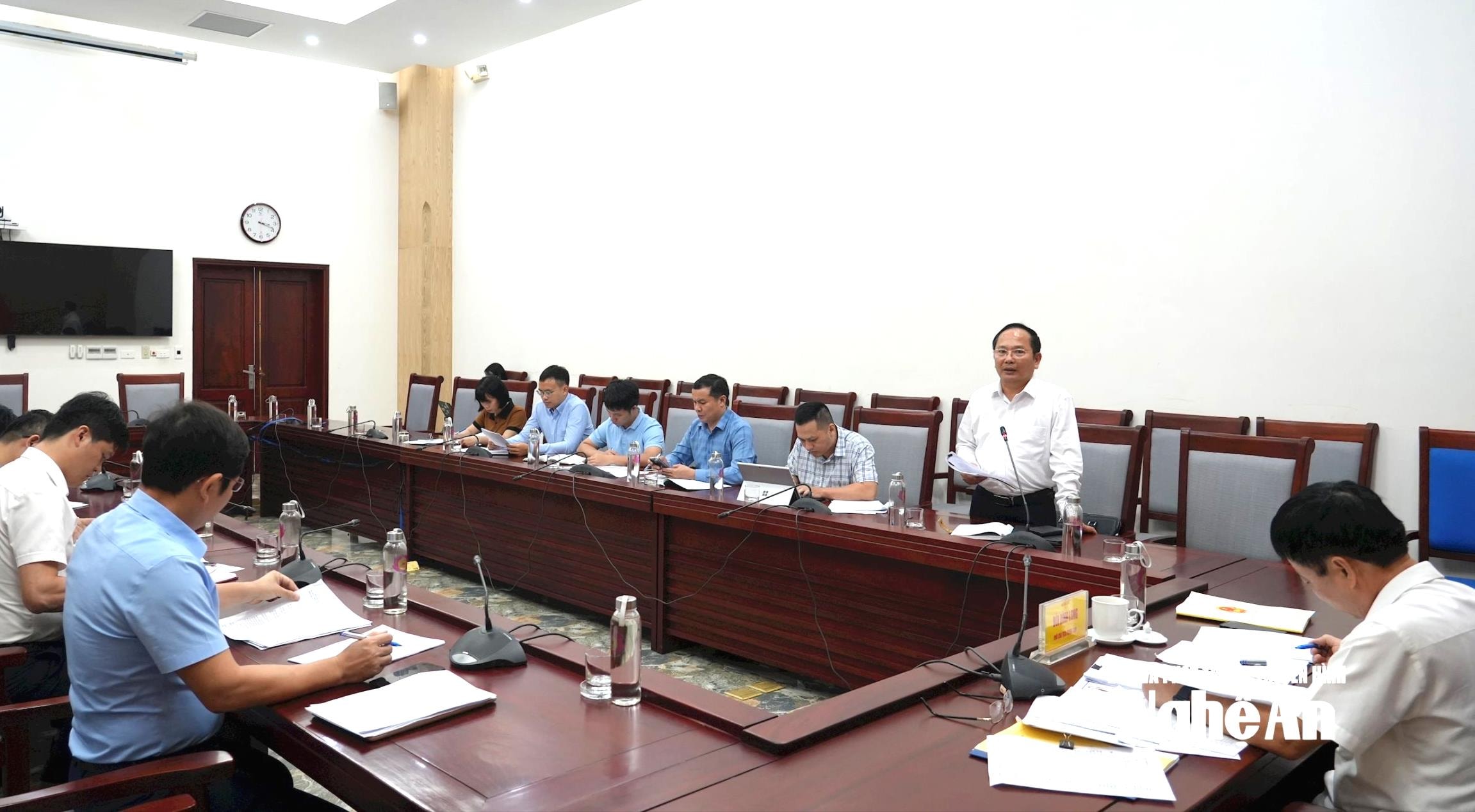 Đồng chí Võ Trọng Phú - Phó Giám đốc Sở Khoa học và Công nghệ báo cáo về việc triển khai Kế hoạch 02. Ảnh: Mỹ Hà