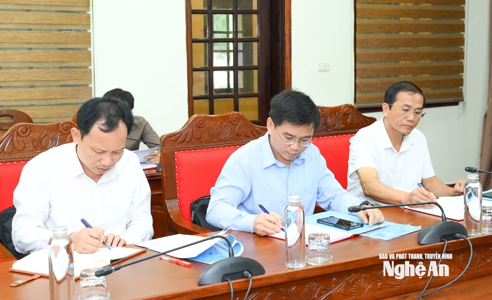 Các đồng chí trong Ban Thường vụ Đảng ủy xã Nghĩa Khánh tham dự cuộc làm việc. Ảnh: Thành Cưo