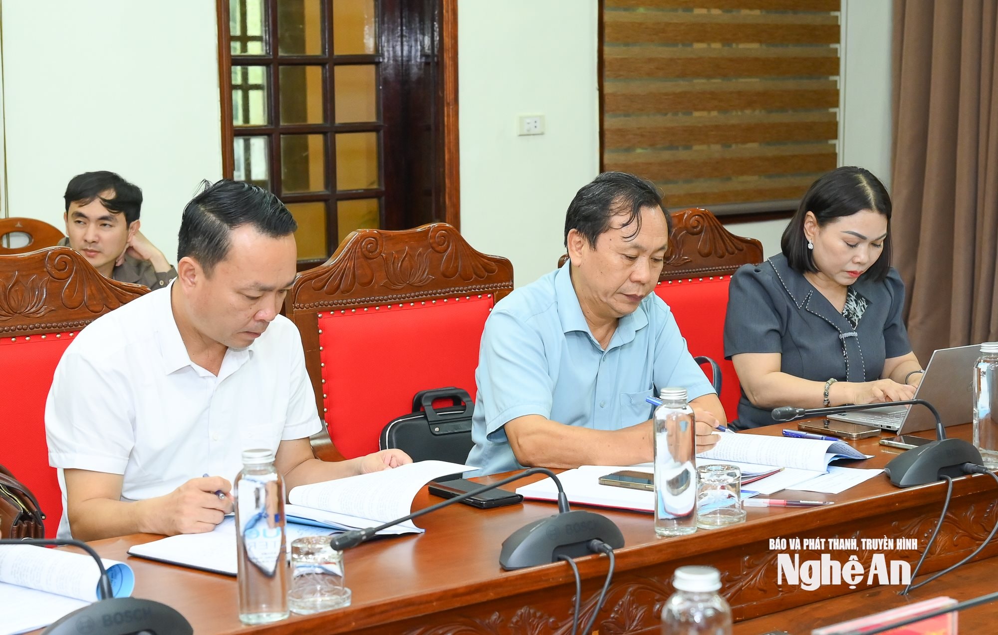 Các đồng chí trong Ban Thường vụ Đảng ủy xã Quỳnh Sơn tham dự cuộc làm việc. Ảnh: T