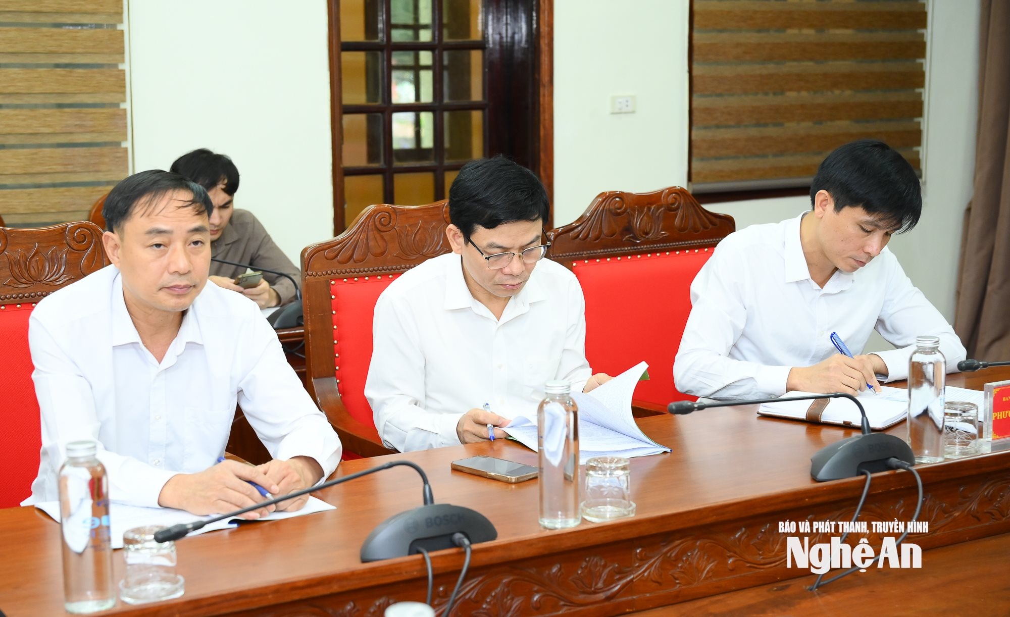 Các đồng chí trong Ban Thường vụ Đảng ủy xã Quỳnh Mai tham dự cuộc làm việc. Ảnh: Thành Cường