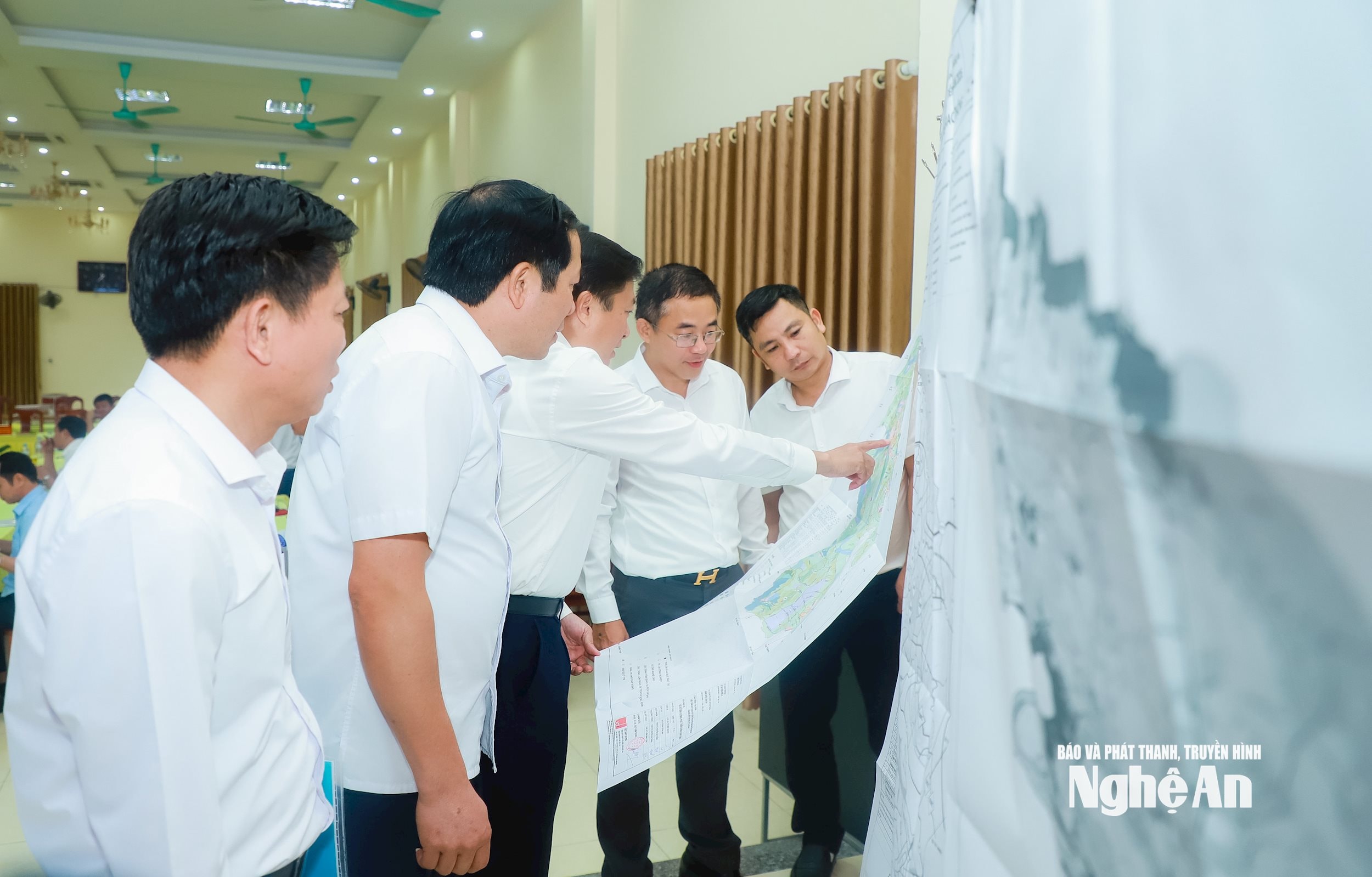 Đồng chí Lê Hồng Vinh - Phó Bí thư Tỉnh ủy, Chủ tịch UBND tỉnh, Tổ trưởng Tổ công tác số 3 xem định hướng không gian phát triển 5 xã mới trên địa bàn huyện Nam Đàn cũẢnh: Thành Duy