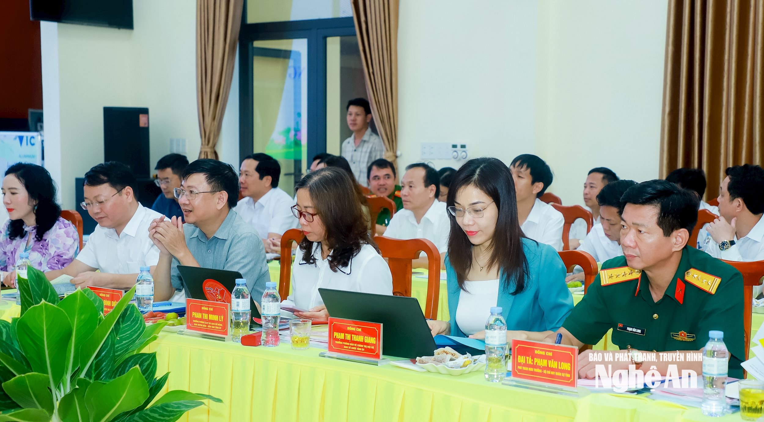 Các đồng chí trong đoàn công tác tỉnh tại cuộc làm việc. Ảnh: Thành Duy