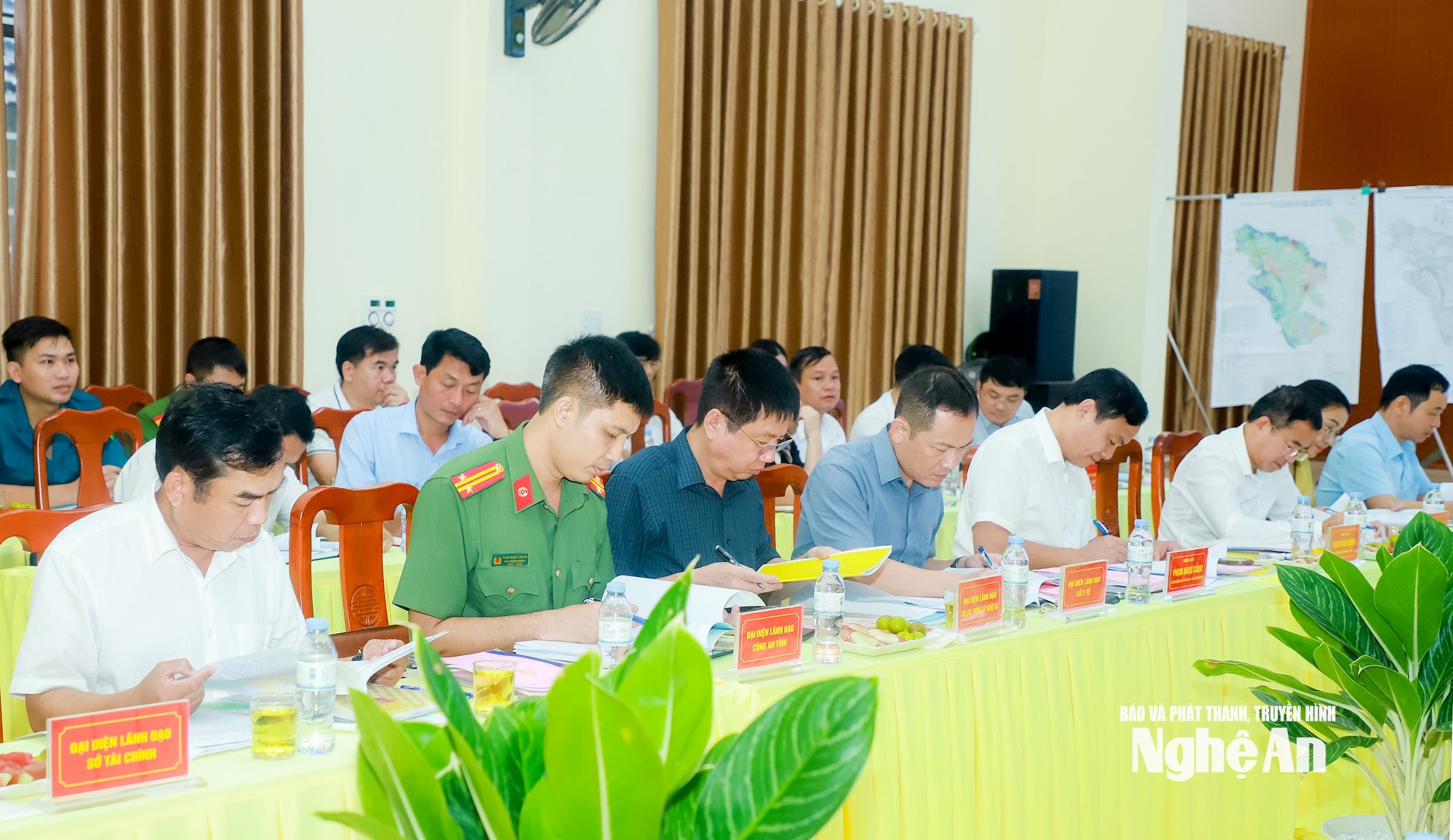 Các đồng chí trong đoàn công tác tỉnh tại cuộc làm việc. Ảnh: Thành Duy