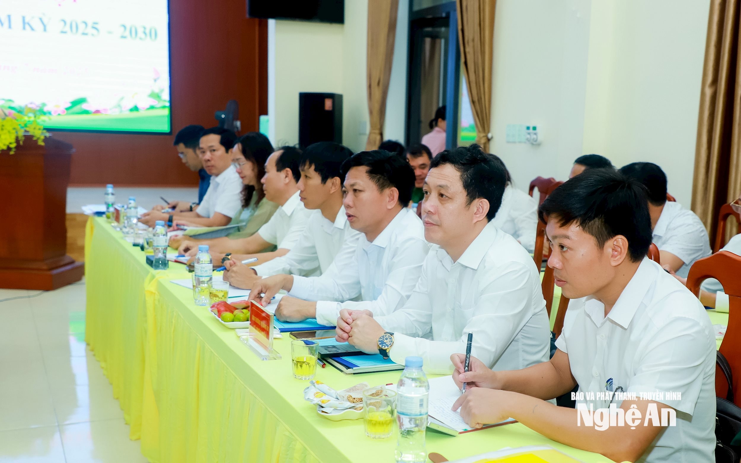 Lãnh đạo các xã tại cuộc làm việc. Ảnh: Thành Duy