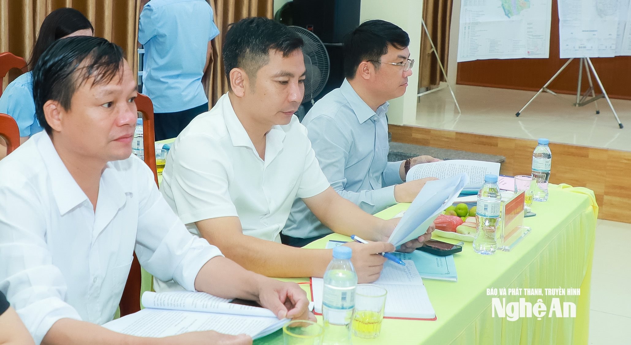 Lãnh đạo các xã tại cuộc làm việc. Ảnh: Thành Duy