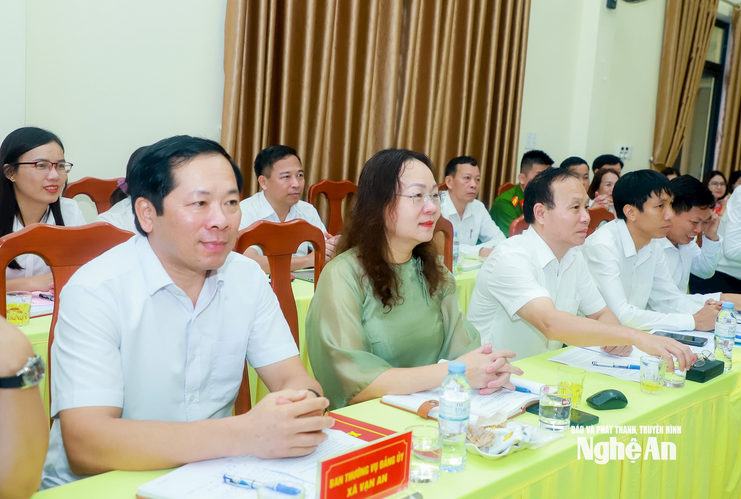 Lãnh đạo các xã tại cuộc làm việc. Ảnh: Thành Duy