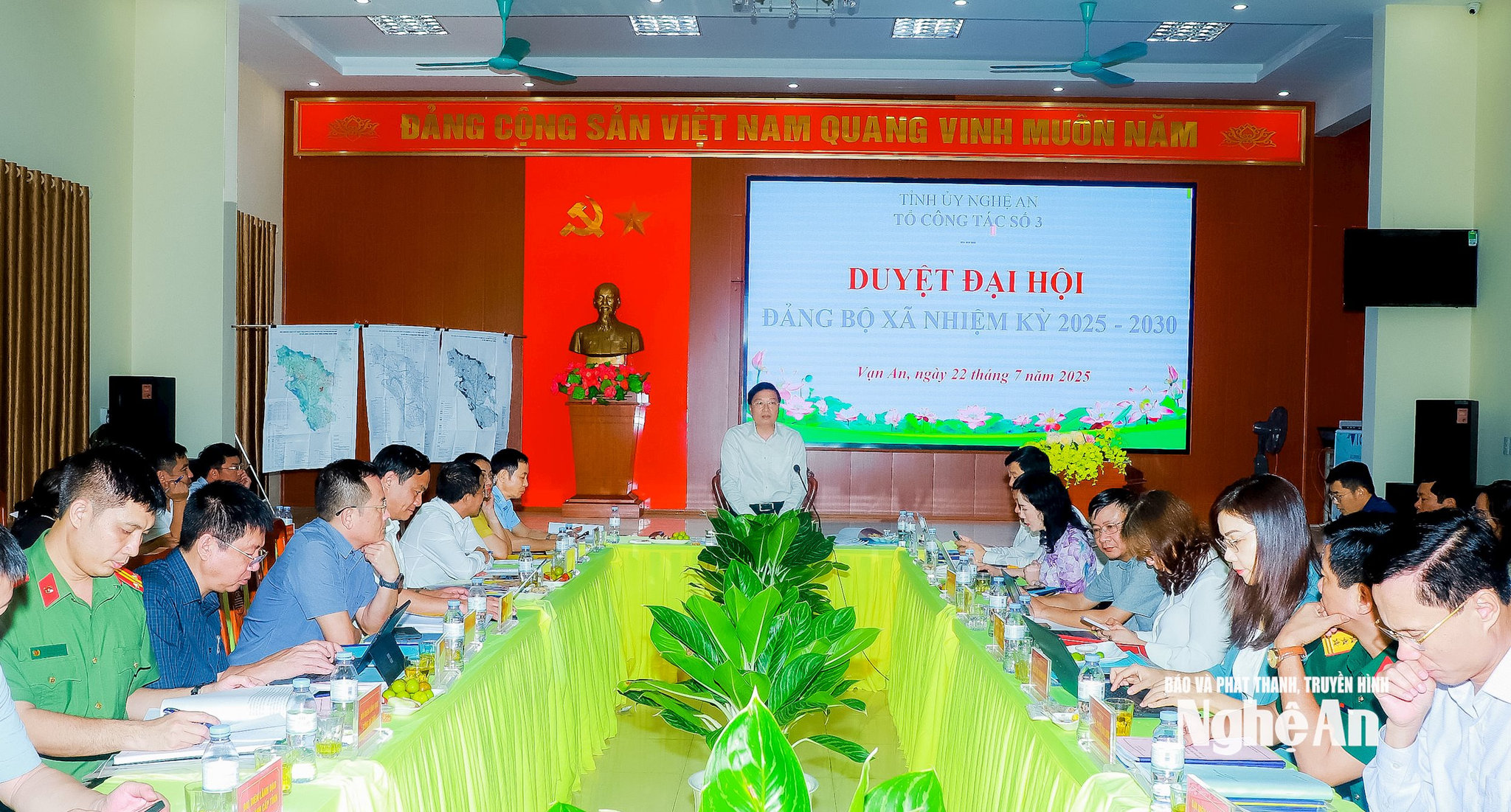 Chủ tịch UBND tỉnh Nghệ An Lê Hồng Vinh chủ trì duyệt đại hội đảng bộ các xã: Kim Liên, Nam Đàn, Vạn An, Đại Huệ, Thiên Nhẫn