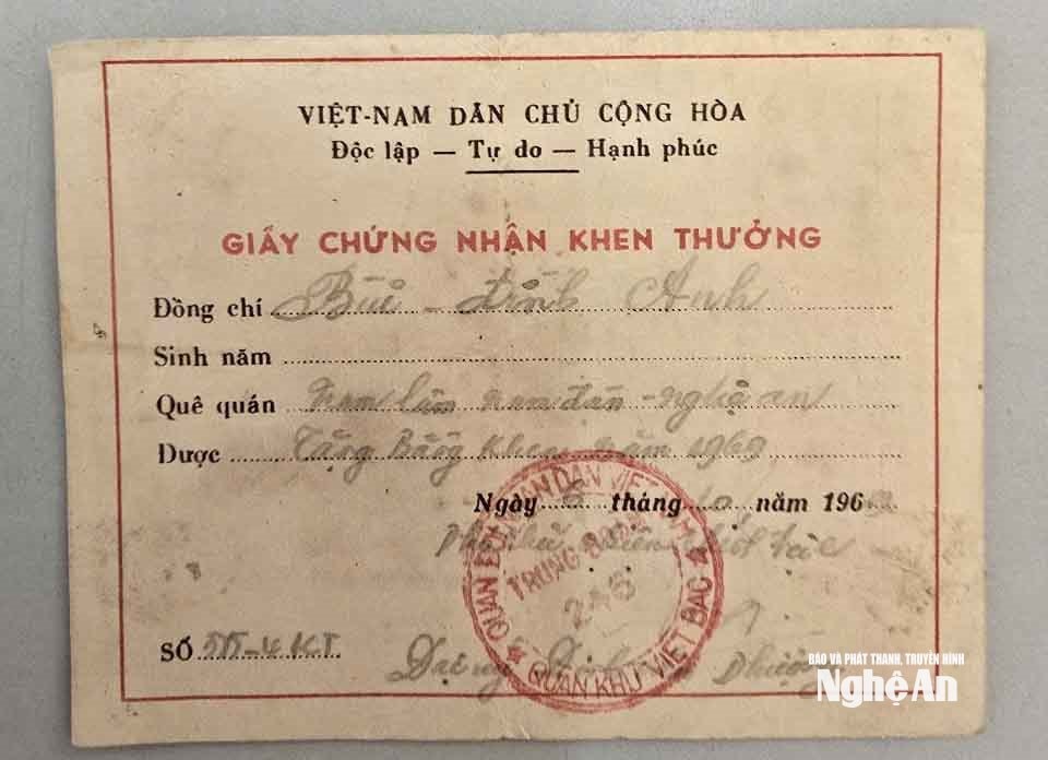 Một số giấy chứng nhận khen thưởng và giấy chứng nhận Dũng sĩ diệt Mỹ của liệt sĩ Bùi Đình Anh. Ảnh: Thanh Quỳnh