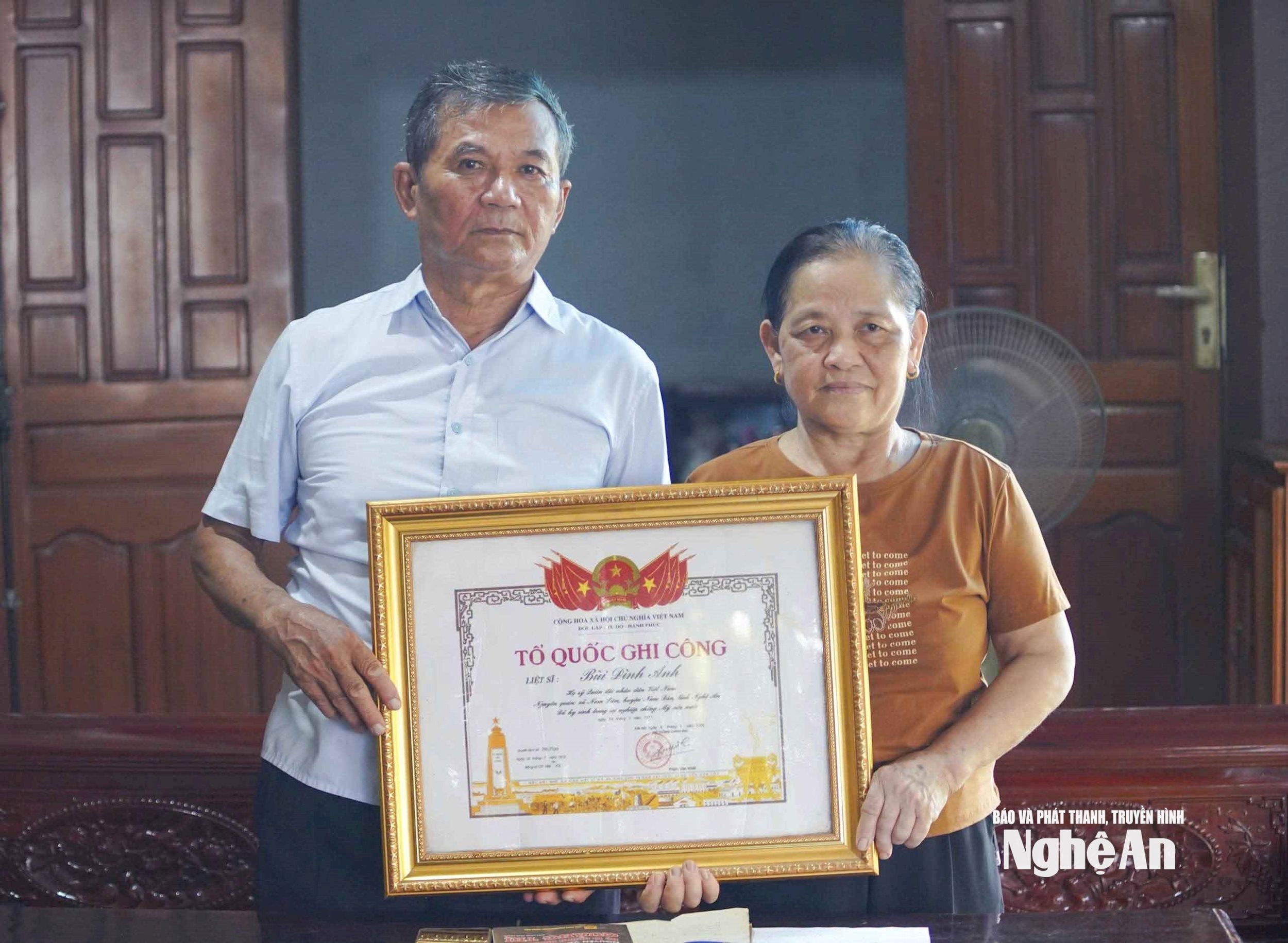 Tấm bằng Tổ quốc ghi công thay cho di ảnh, trở thành nơi gia đình gửi gắm niềm thương nhớ liệt sĩ Bùi Đình Anh. Ảnh: Thanh Quỳnh