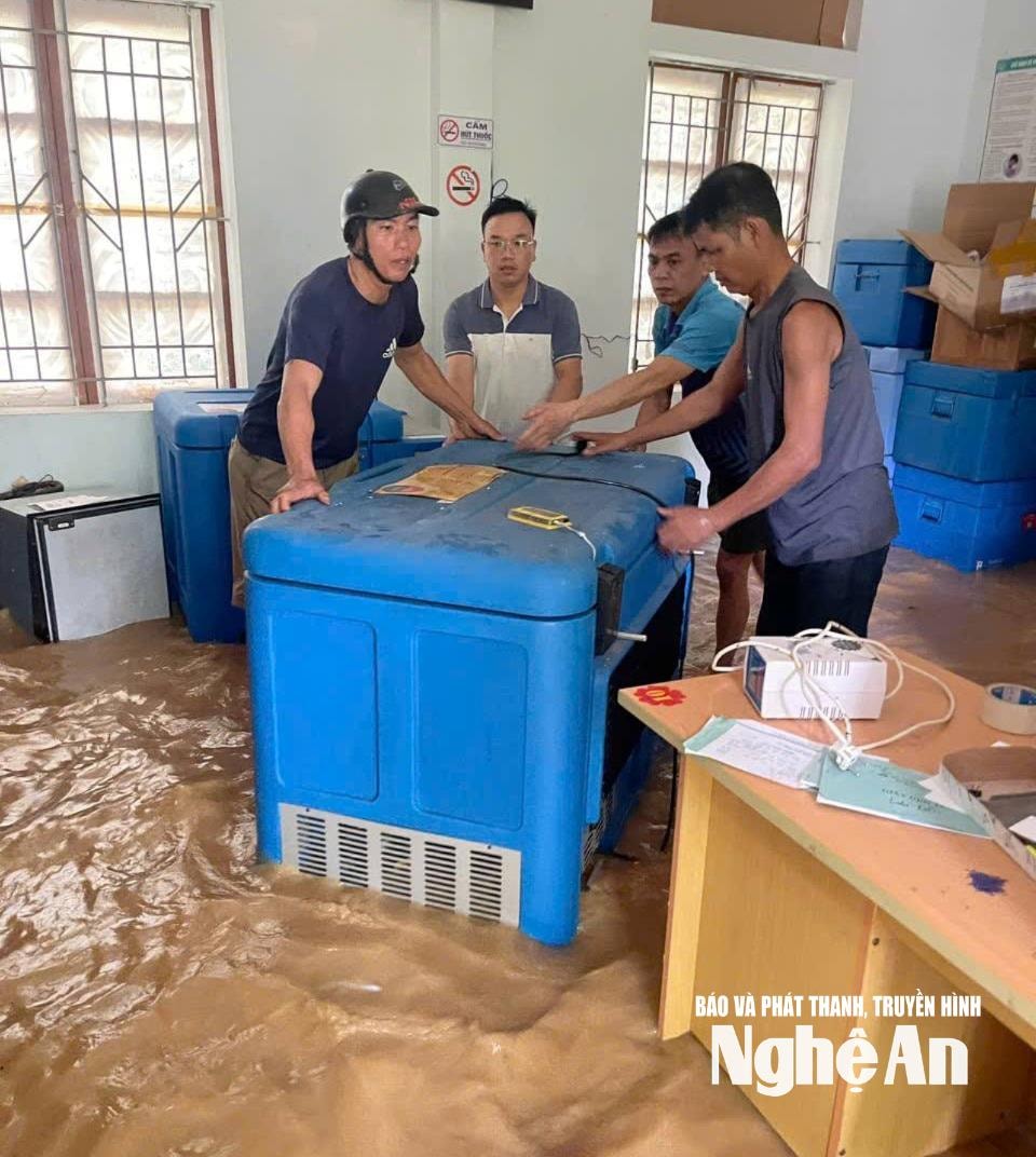 Kho thuốc của Trung tâm bị ngập. Ảnh: CSCC