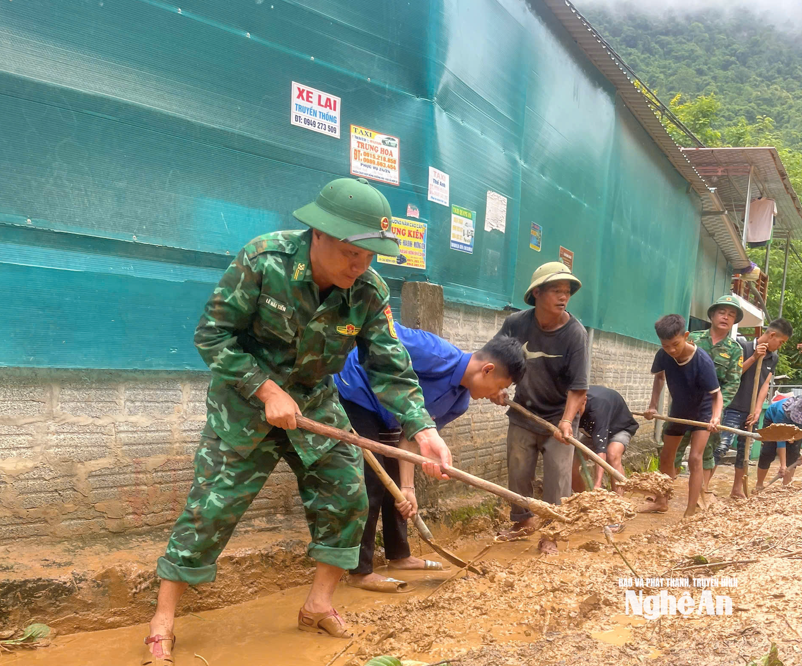 Lực lượng Đồn biên Phòng Mường Típ giúp người dân xã Mường Típ khắc phục hậu quả ngập lụt. Xã Mường Típ được sáp nhập từ xã Mường Típ và Mường Ải của huyện Kỳ Sơn cũ. Xã có 15 bản, 1.140 hộ gia đình với dân số 6.412 người. Tổng số hộ nghèo toàn xã có 696 hộ (61%); hộ cận nghèo 290 hộ (25,45%). Hiện nay người dân Mường Típ đang bị cô lập do đường vào xã đã bị đứt gãy, đổ sập xuống sông sau cơn lũ đêm 22/7. Ảnh: Hải Thượng