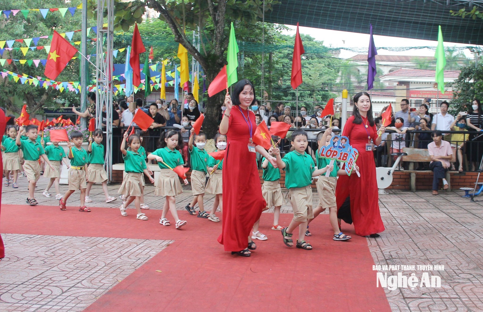  Cô và trò Trường tiểu học Lê Mao, thành phố Vinh