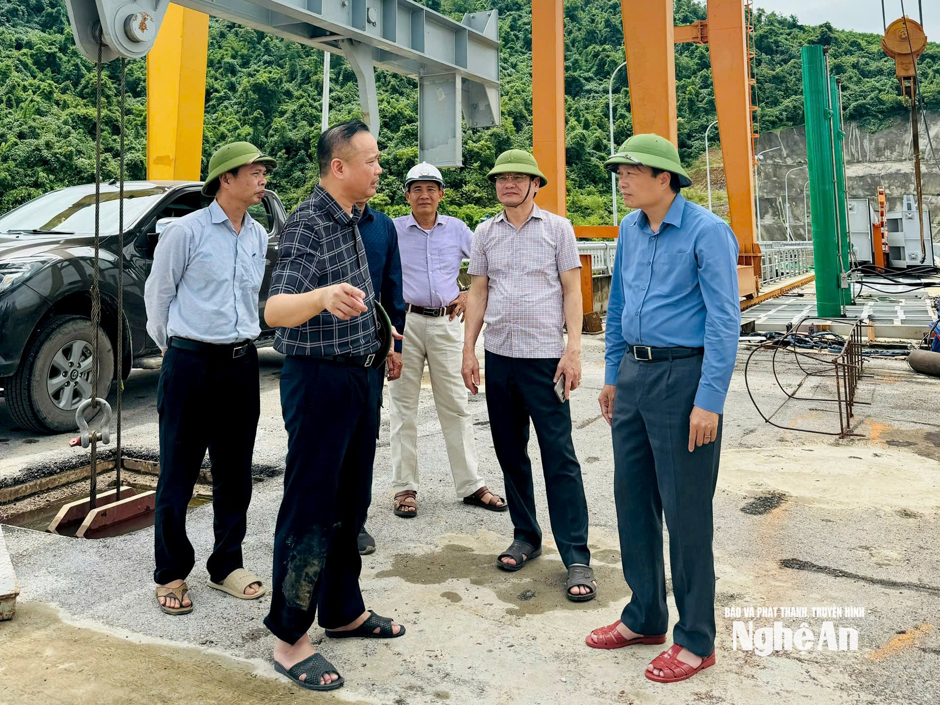 Chủ tịch UBND tỉnh Lê Hồng Vinh kiểm tra, chỉ đạo công tác ứng phó với mưa lũ tại miền Tây Nghệ An