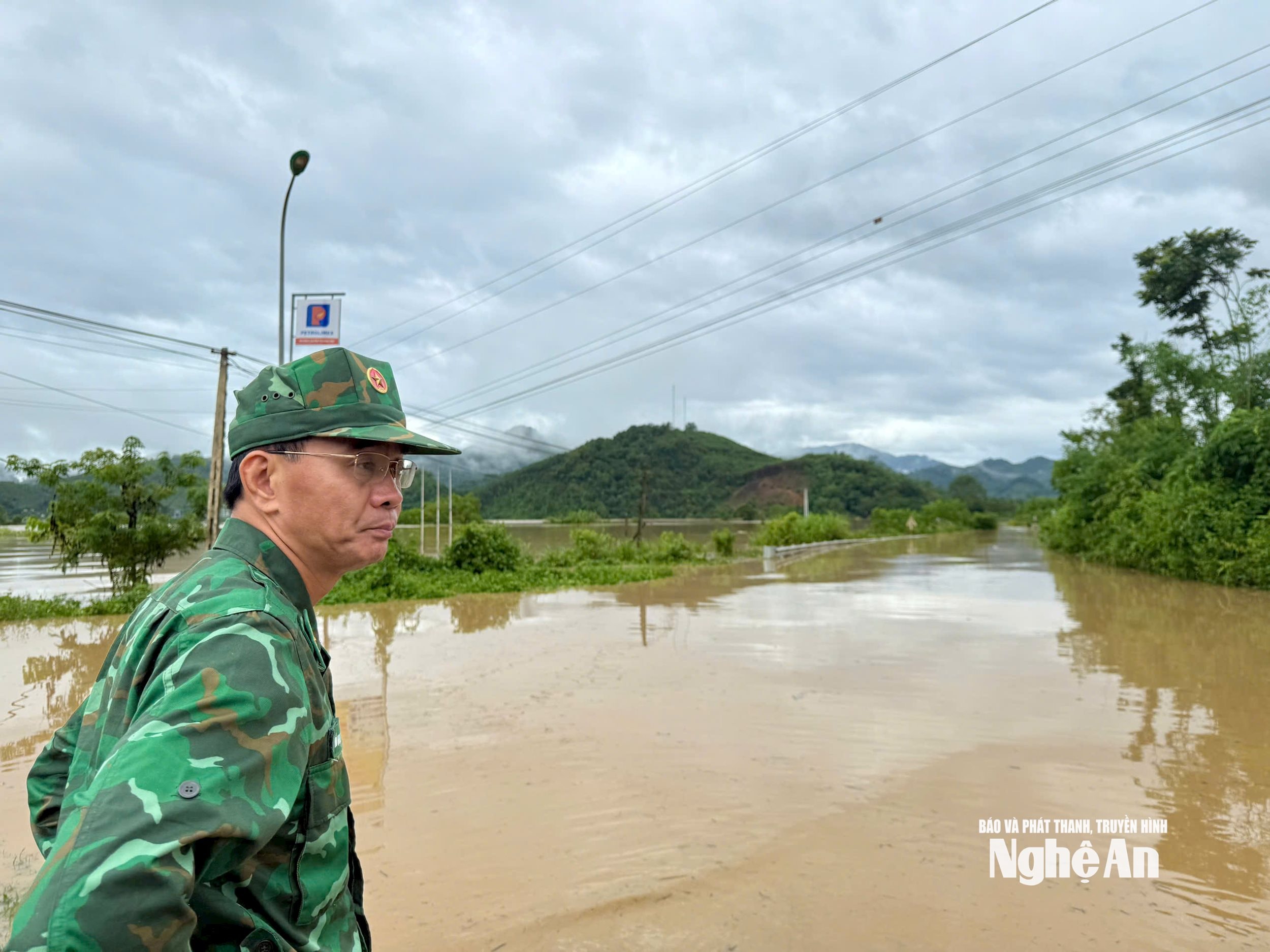 Đại tá Hồ Quyết Thắng - Phó trưởng tham mưu Ban chỉ huy Bộ đội Biên phòng, Bộ Chỉ huy Quân sự tỉnh cùng đoàn công tác đã lên các huyện miền tây sáng 23/7, hiện đoàn đang dừng nắm tình hình tại khu vựa Quốc lộ 7 đoạn qua xã Chi Khê cũ. Ảnh Lê Thạch