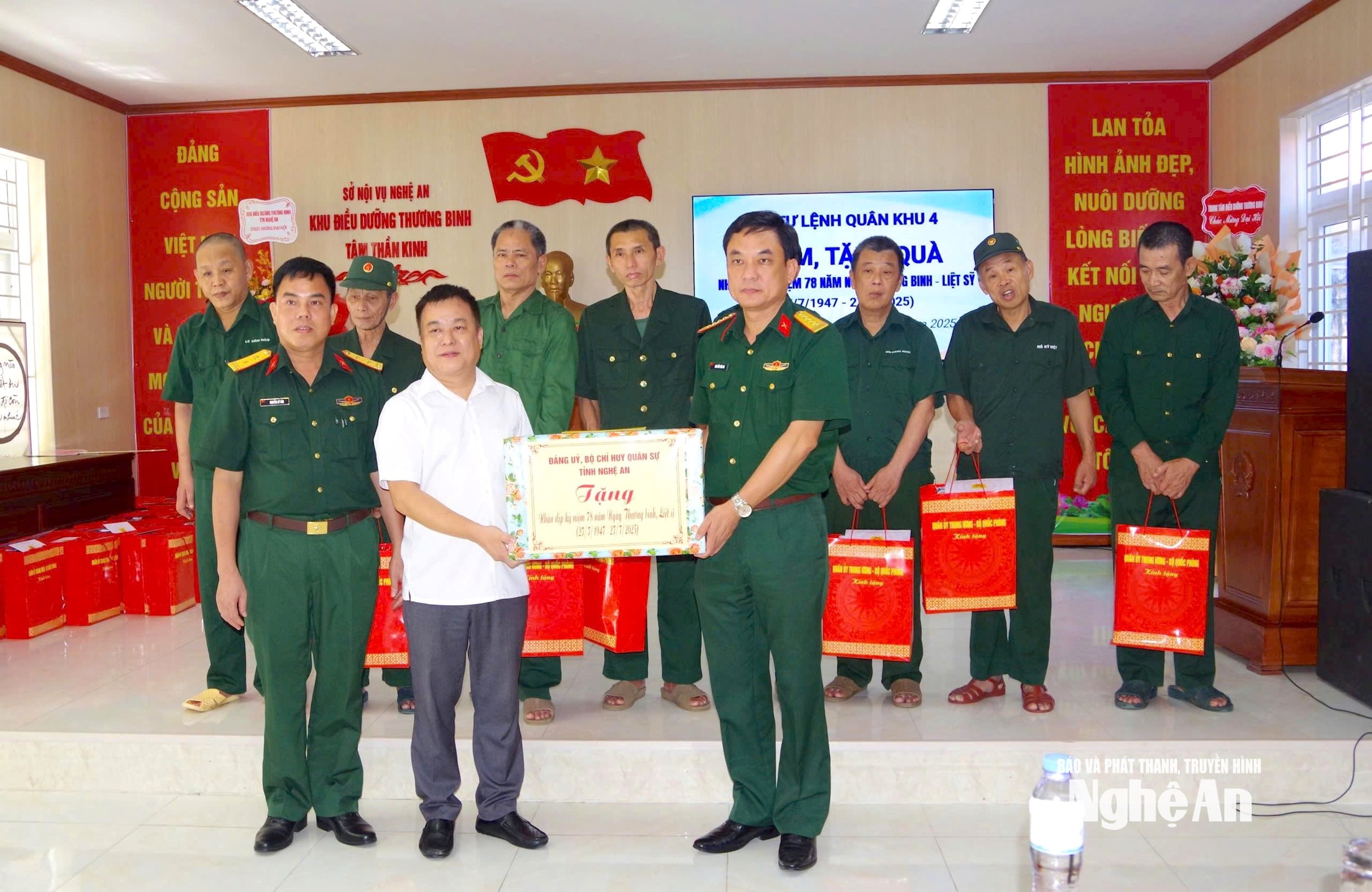 Đại tá Nguyễn Văn An – Phó Bí thư Đảng ủy, Chính ủy Bộ CHQS tỉnh Nghệ An trao quà của Bộ Chỉ huy Quân sự tỉnh Nghệ An cho Trung tâm Điều dưỡng thương binh tâm thần kinh tỉnh Nghệ An. Ảnh: Bộ Chỉ huy Quân sự tỉnh