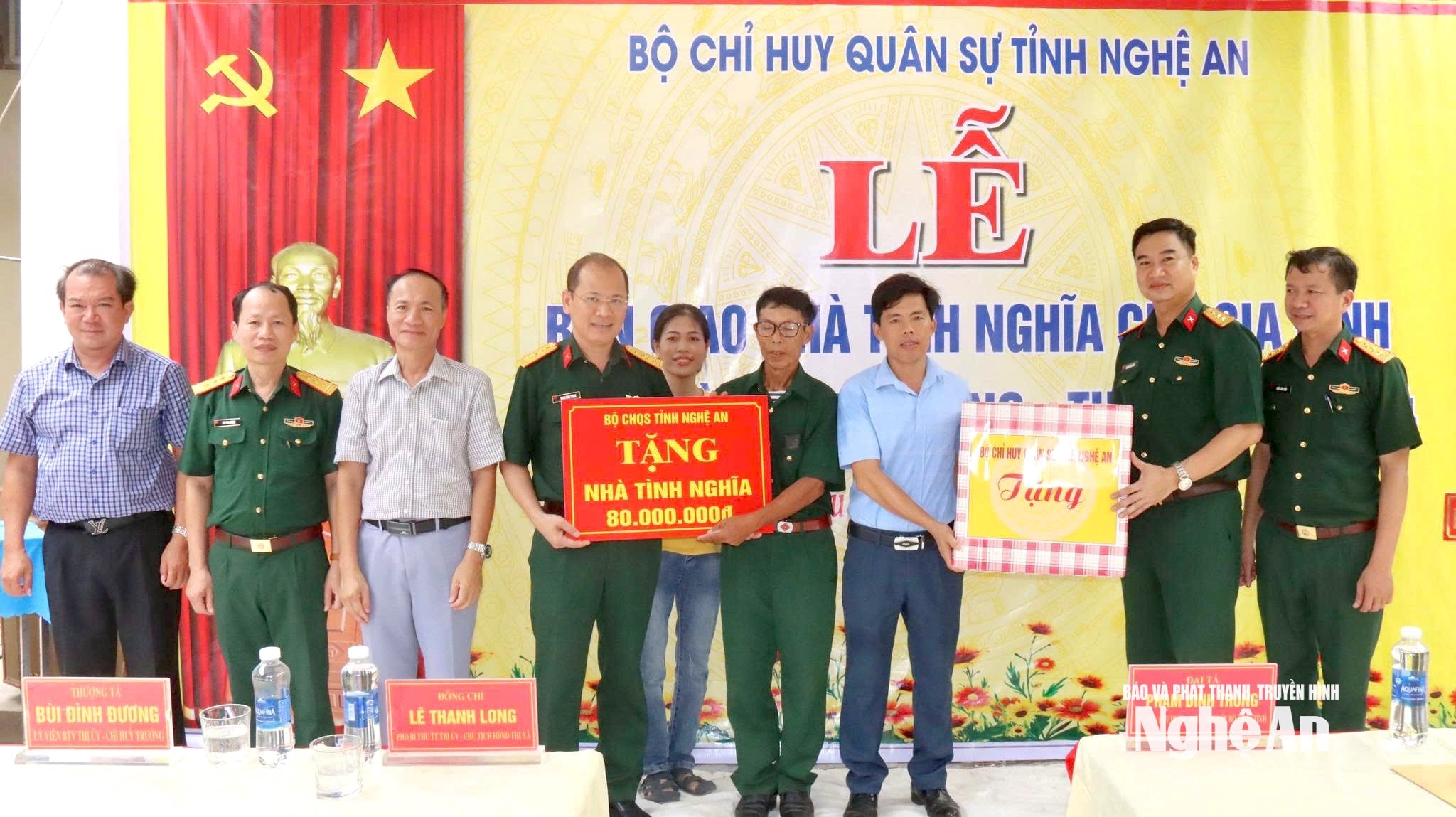 Lãnh đạo Bộ Chỉ huy Quân sự tỉnh thăm, tặng quà Trung tâm điều dưỡng thương binh Nghệ An nhân kỷ niệm 76 năm ngày thương binh liệt sĩ (27/7/1947 – 27/7/2023). Ảnh: Bộ chỉ huy quân sự tỉnh.