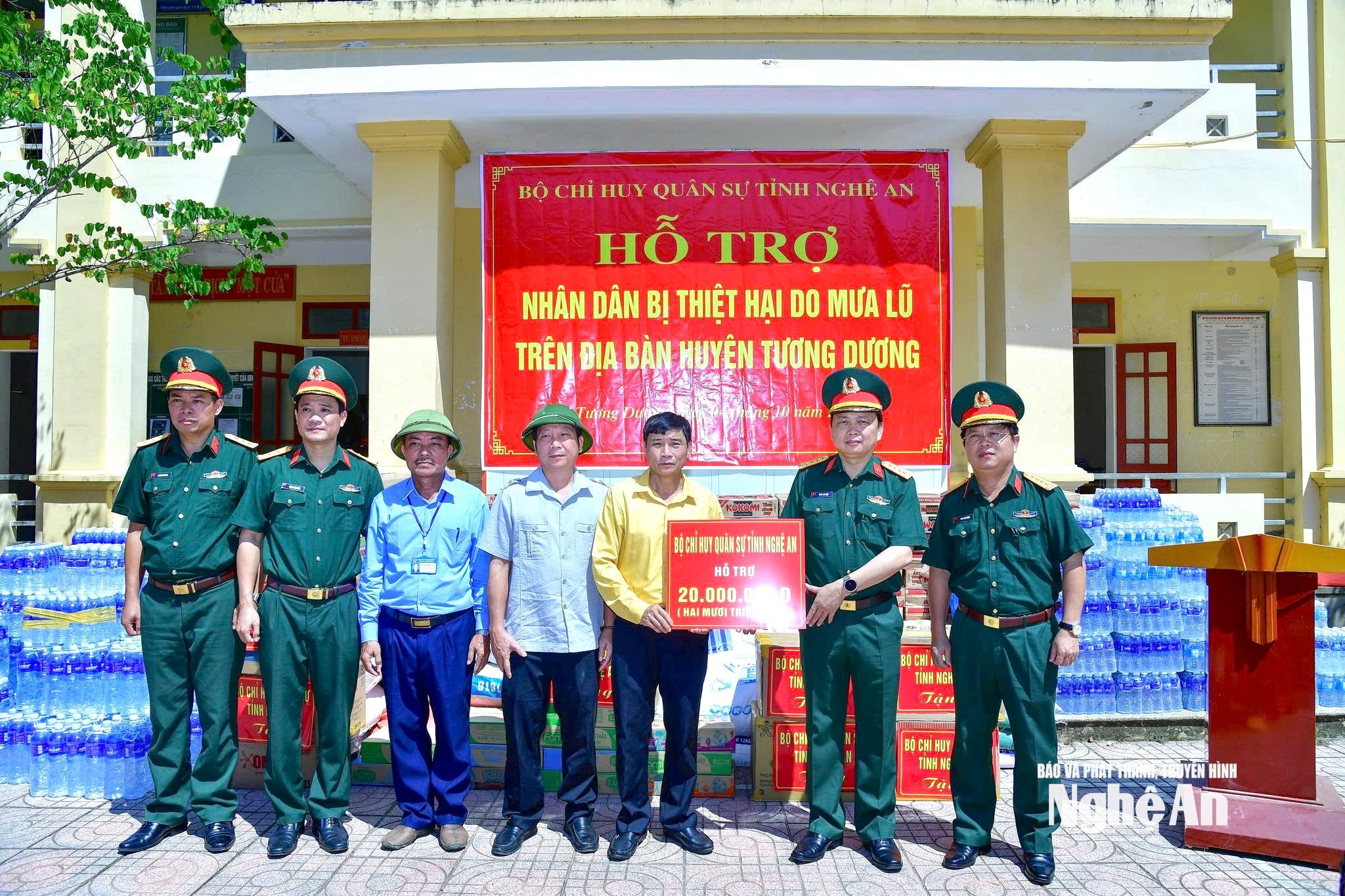 Lãnh đạo Bộ Chỉ huy Quân sự tỉnh trao tiền và các nhu yếu phẩm hỗ trợ nhân dân bị thiệt hại do mưa lũ trên địa bàn huyện Tương Dương tháng 10/2024. Ảnh: Bộ chỉ huy quân sự tỉnh.