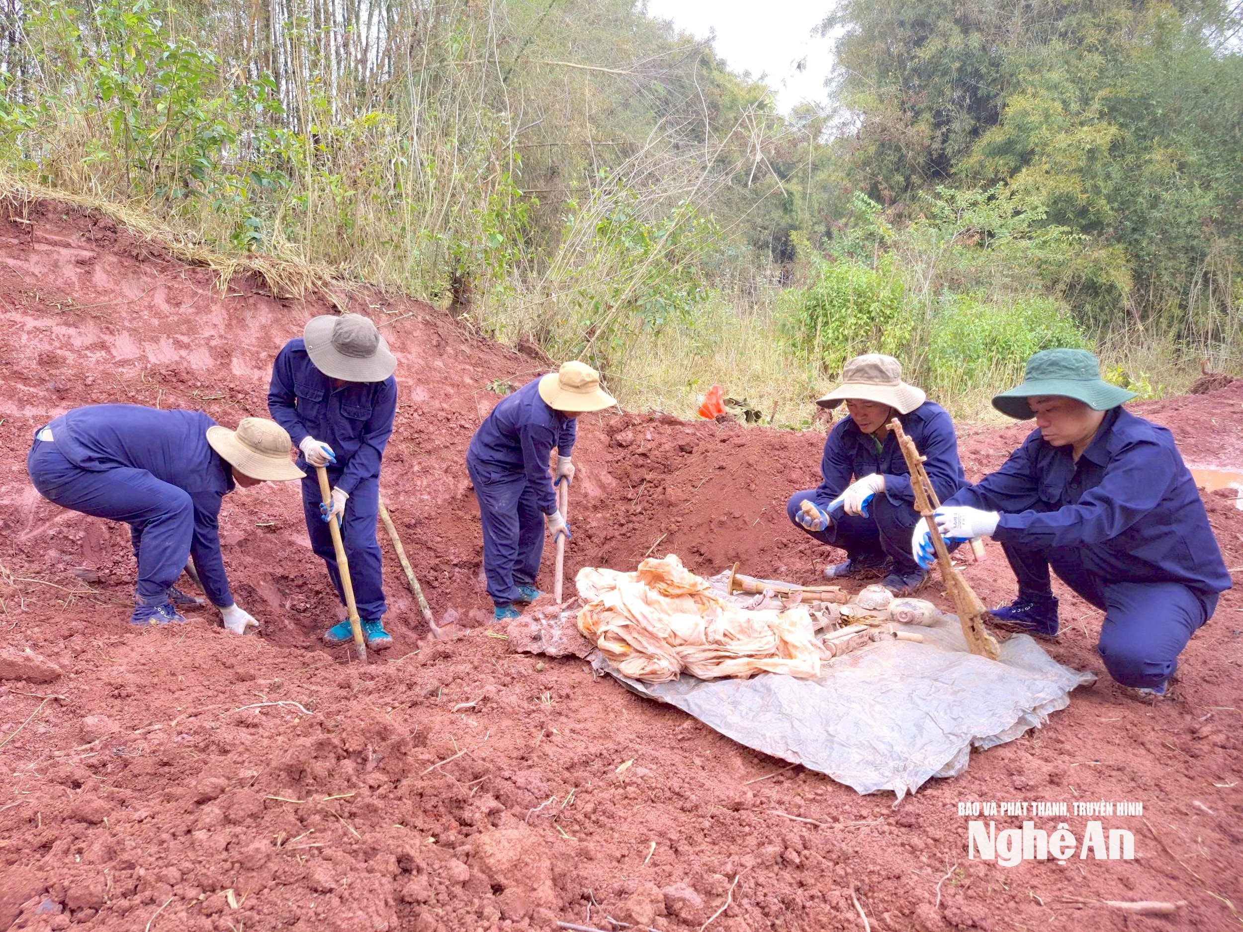 Đội Quy tập, Phòng Chính trị thực hiện nhiệm vụ tìm kiếm hài cốt liệt sỹ tại nước Bạn Lào. Ảnh: Bộ chỉ huy quân sự tỉnh.