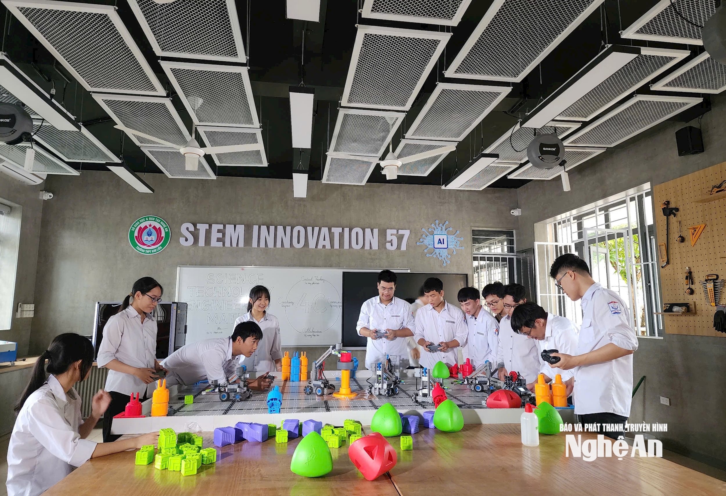 Những giờ học Vật lý gắn với thực tế giúp học sinh phát huy được năng lực. Ảnh - Mỹ Hà