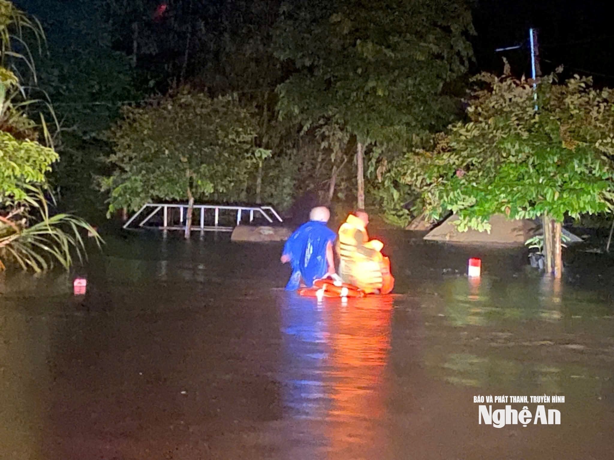 Người dân miền Tây Nghệ An xuyên đêm lên núi tìm nơi tránh lũ, lực lượng địa phương họp khẩn giữa đêm, dầm mưa di dời dân