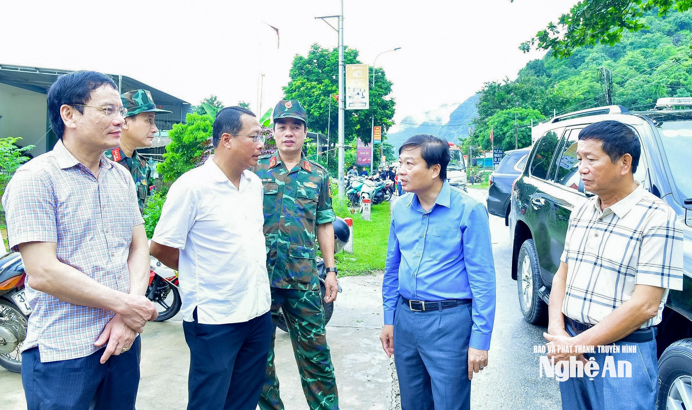 Chủ tịch UBND tỉnh Lê Hồng Vinh kiểm tra tại khu vực eo Vực Bồng (xã Con Cuông). Ảnh: Trọng Kiên