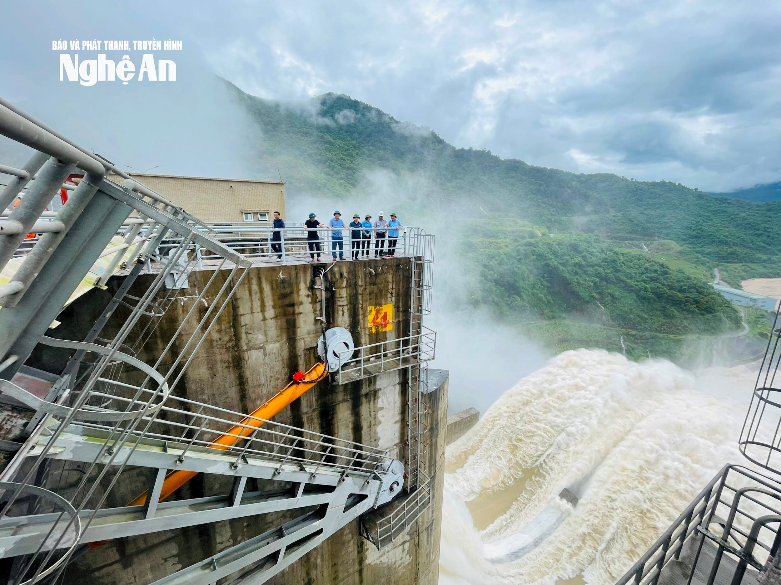 La centrale hydroélectrique de Ban Ve libère de l'eau pour réguler la zone en aval. Photo : Quang An
