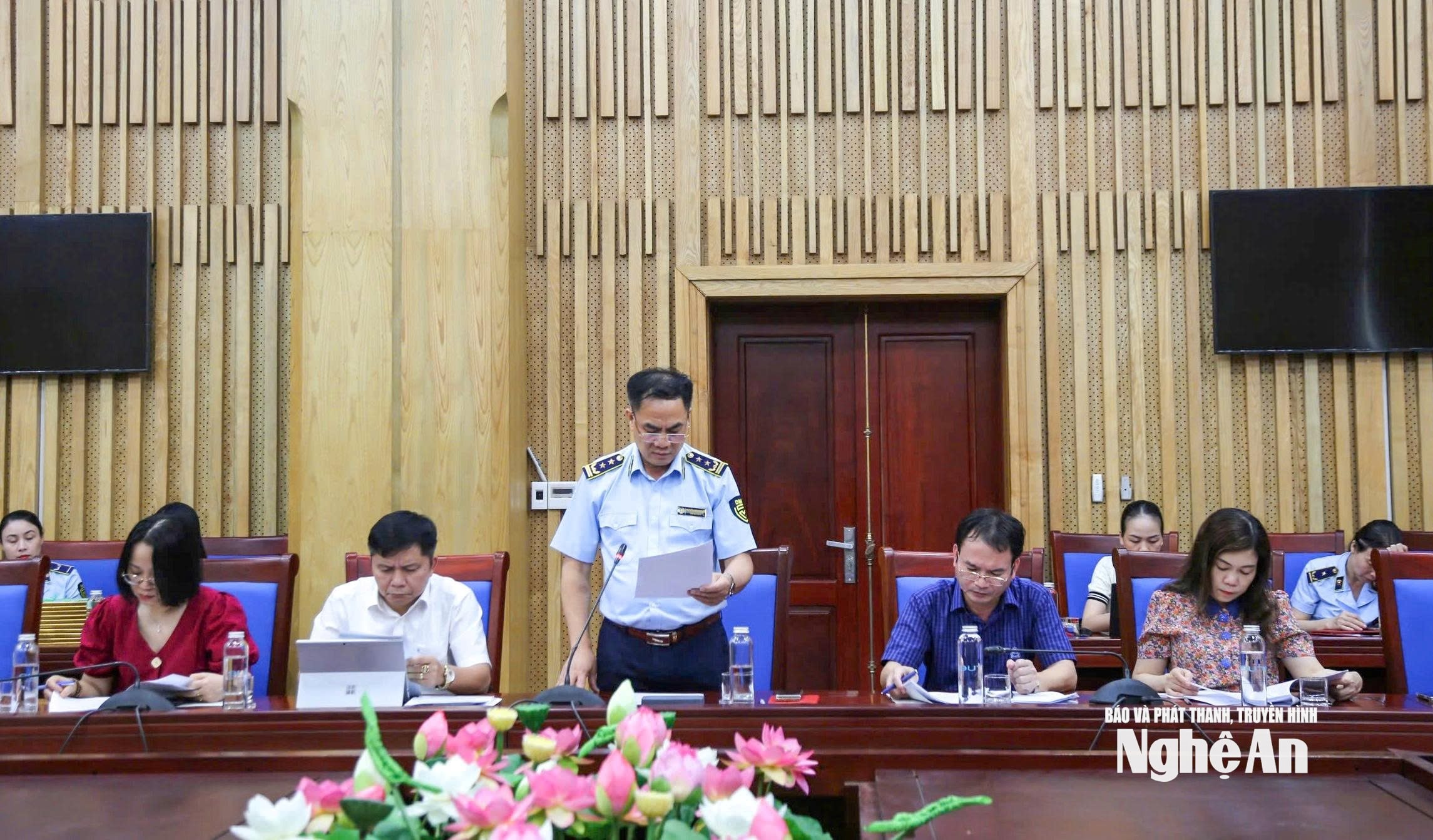 Ông Nguyễn Văn Hường - Chi cục trưởng Chi cục QLTT báo cáo công tác chống buôn lậu, gian lận thương mại, hàng giả 6 tháng đầu năm 2025. Ảnh: TH