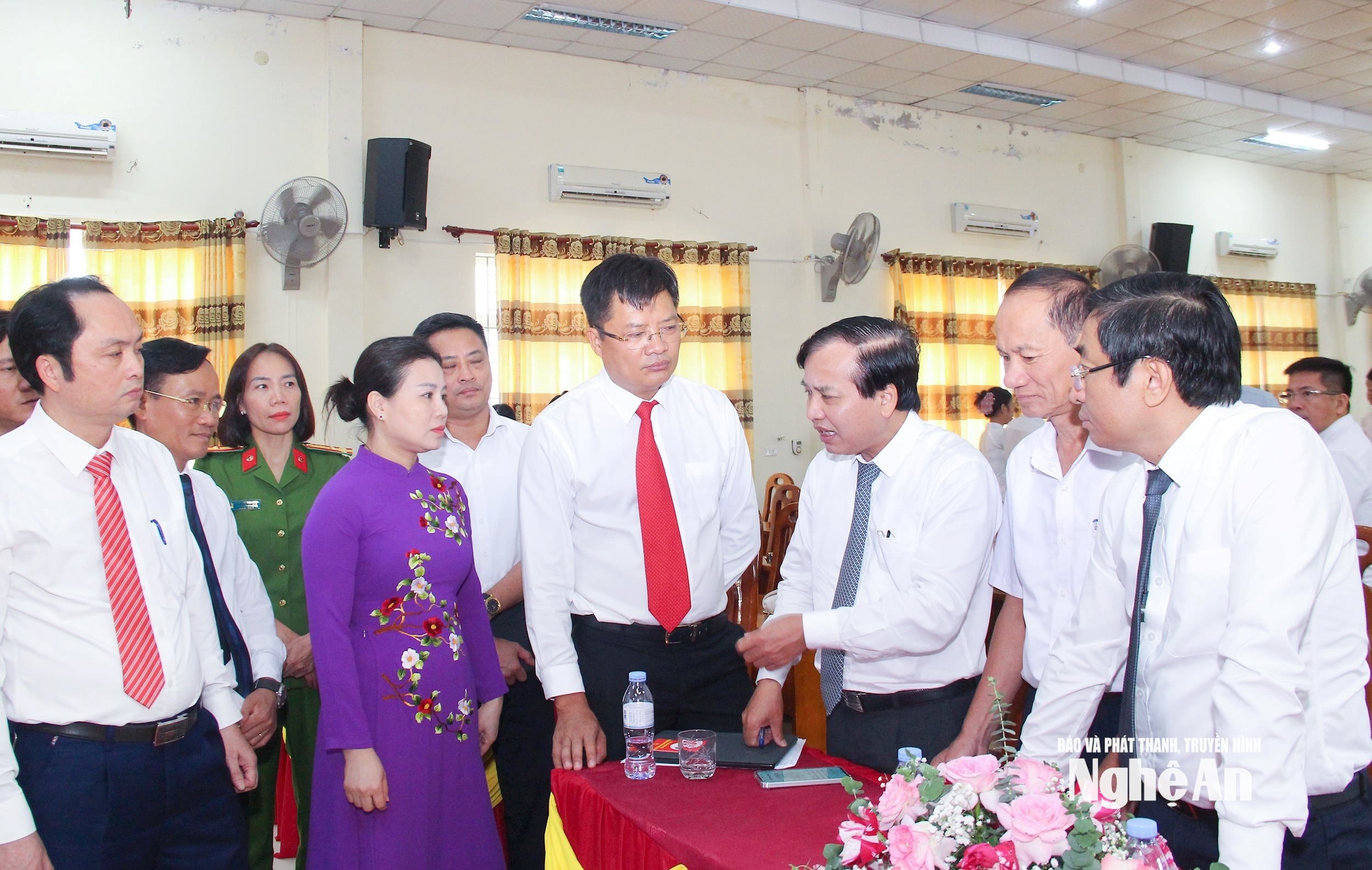 Đồng chí Nguyễn Như Khôi - Ủy viên Ban Chấp hành Đảng bộ tỉnh, Phó Chủ tịch HĐND tỉnh trao đổi mang tính gợi mở một số định hướng phát triển mà phường Cửa Lò cần tập trung trong thời gian tới. Ảnh: Mai Hoa
