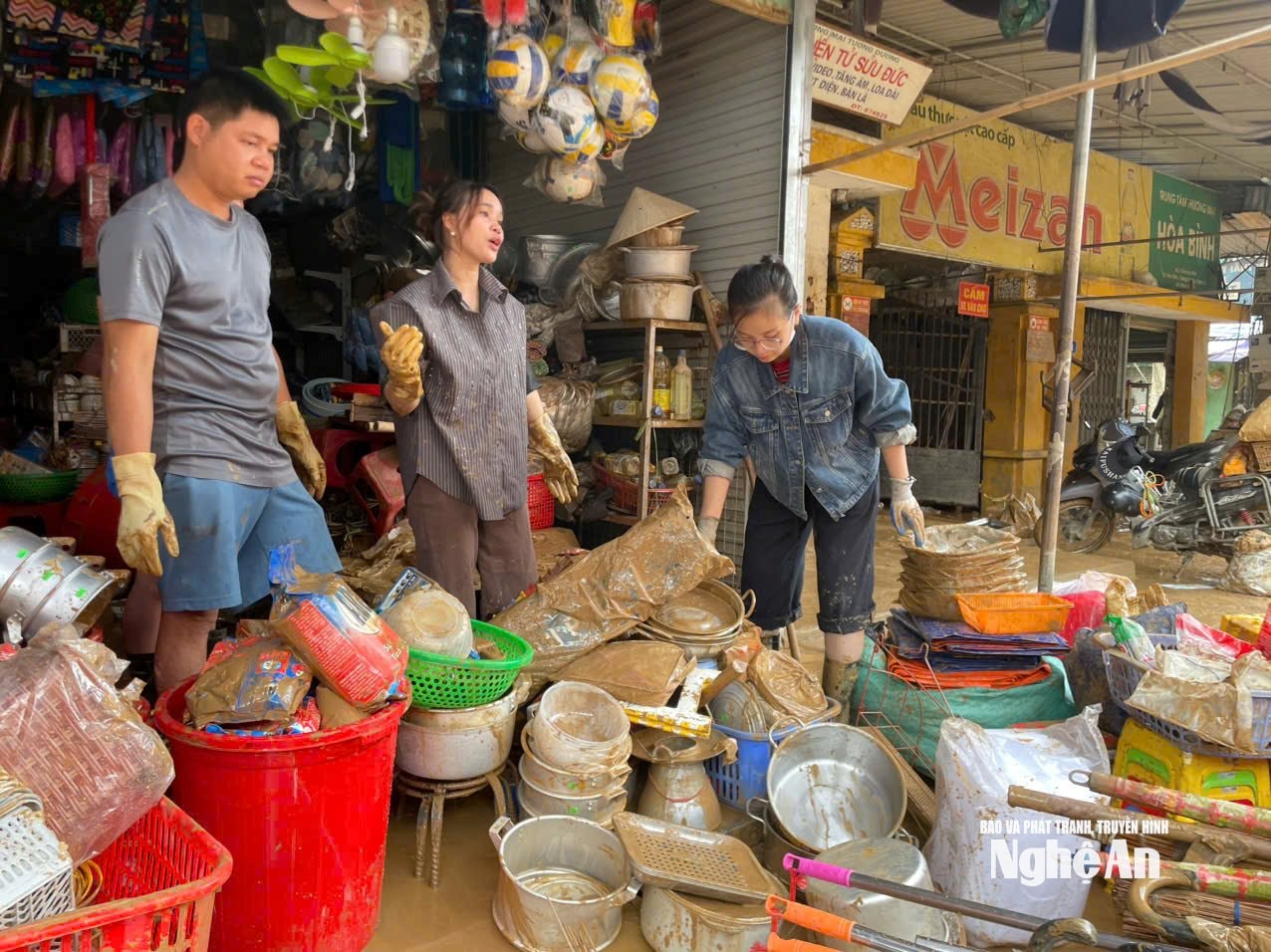 Bà con ra kiểm tra sau khi lũ rút. Ảnh: Đình Tuân